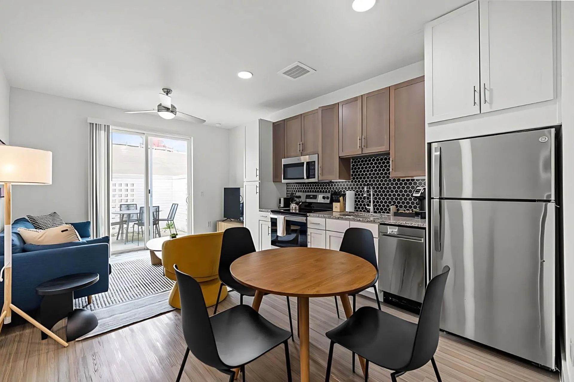 Kitchen or kitchenette in Placemakr Downtown Austin