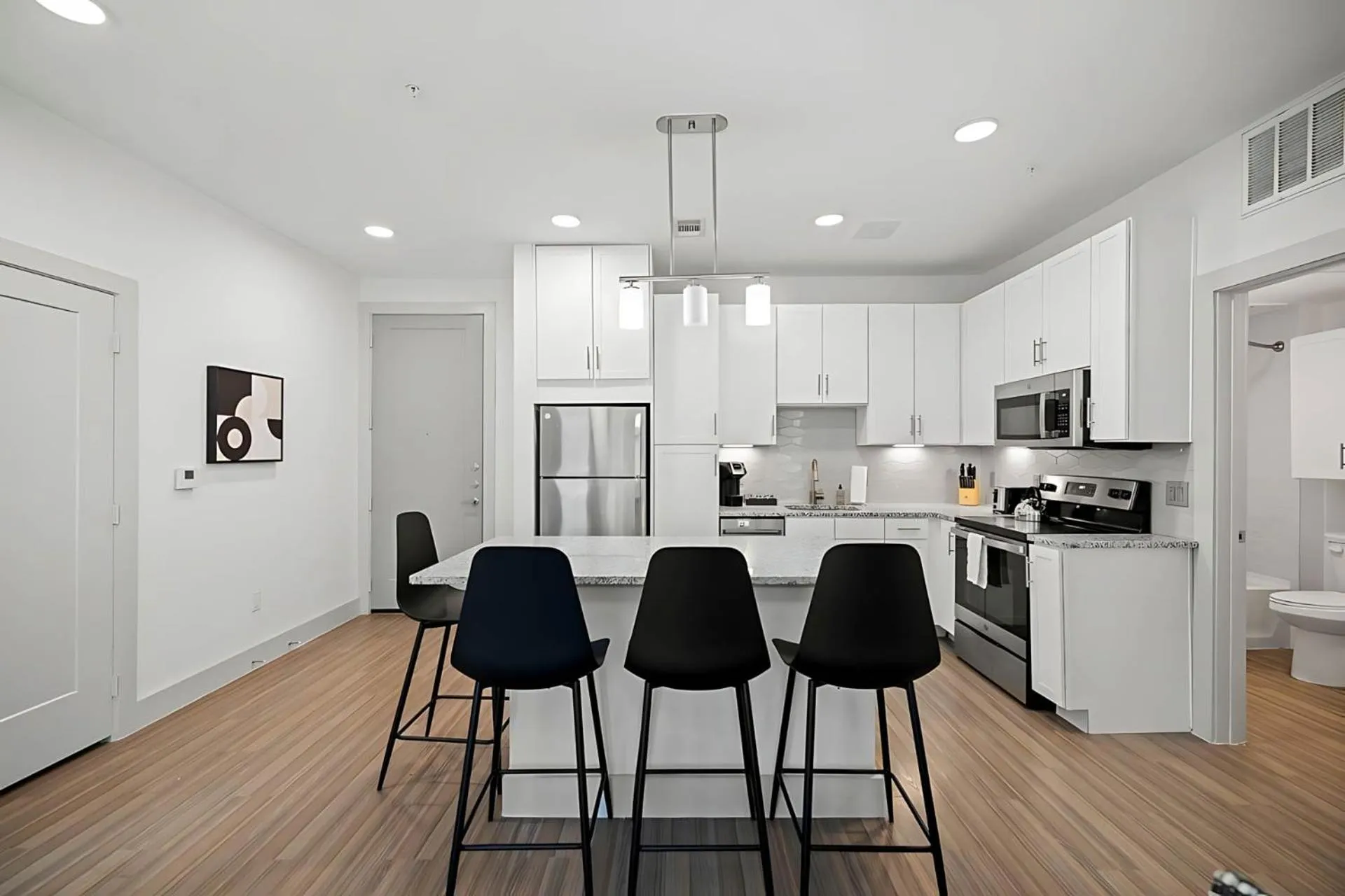Kitchen or kitchenette in Placemakr Downtown Austin