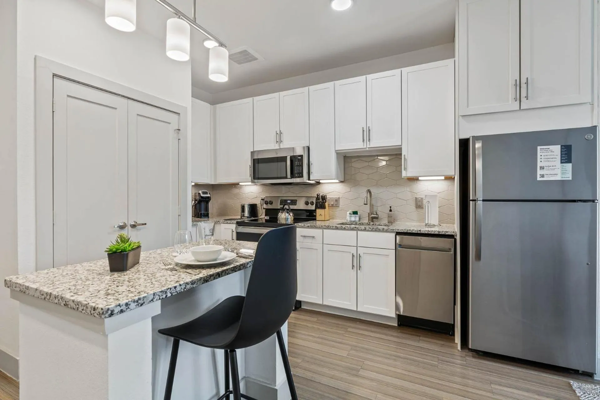 Kitchen or kitchenette in Placemakr Downtown Austin