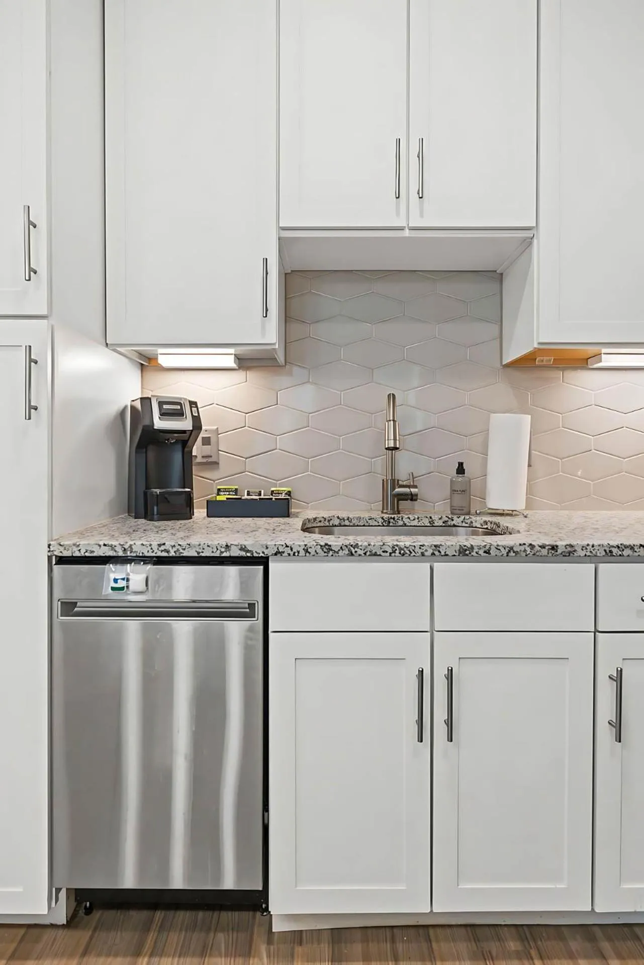Kitchen or kitchenette in Placemakr Downtown Austin