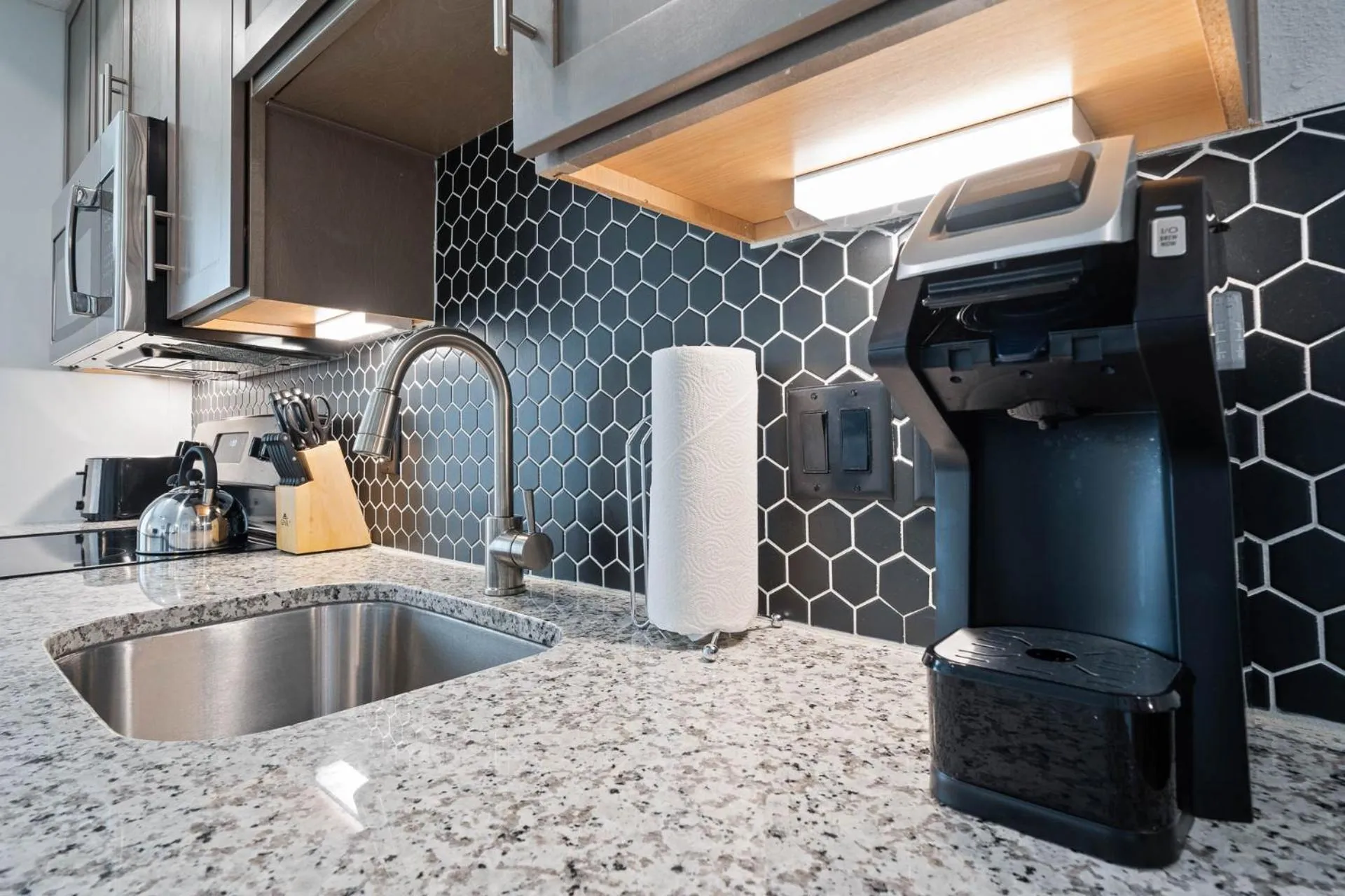 Kitchen or kitchenette in Placemakr Downtown Austin
