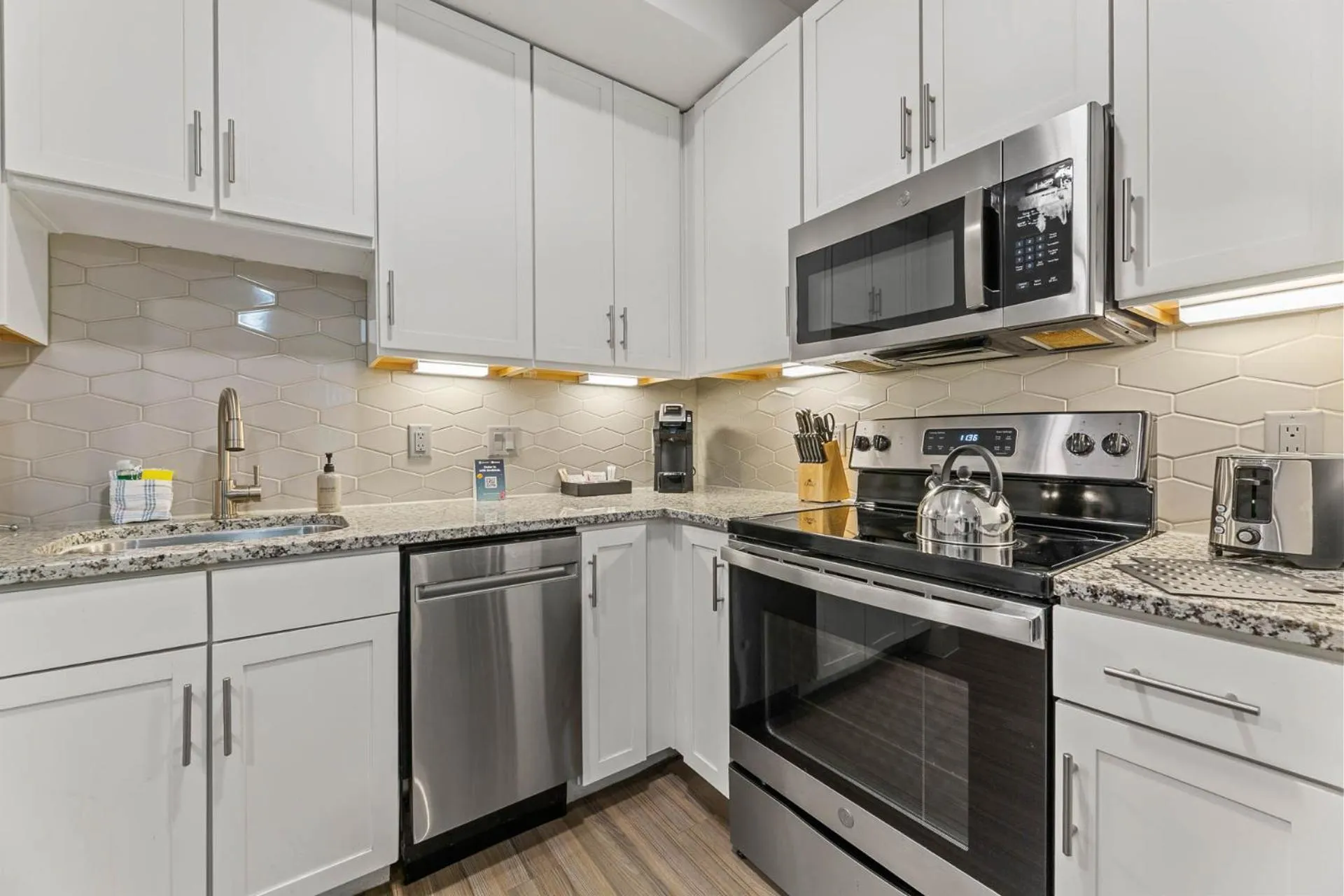 Kitchen or kitchenette in Placemakr Downtown Austin