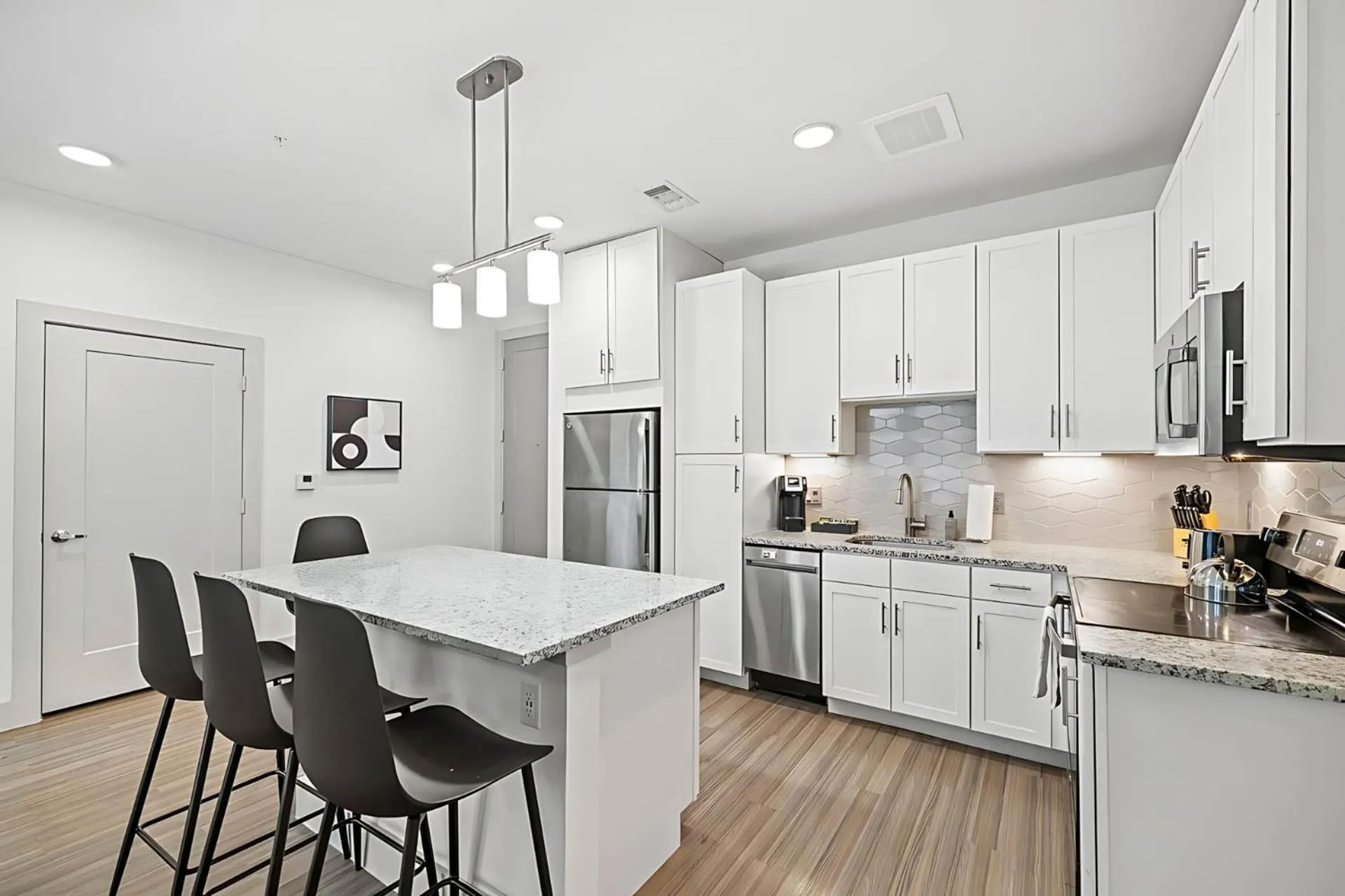 Kitchen or kitchenette in Placemakr Downtown Austin