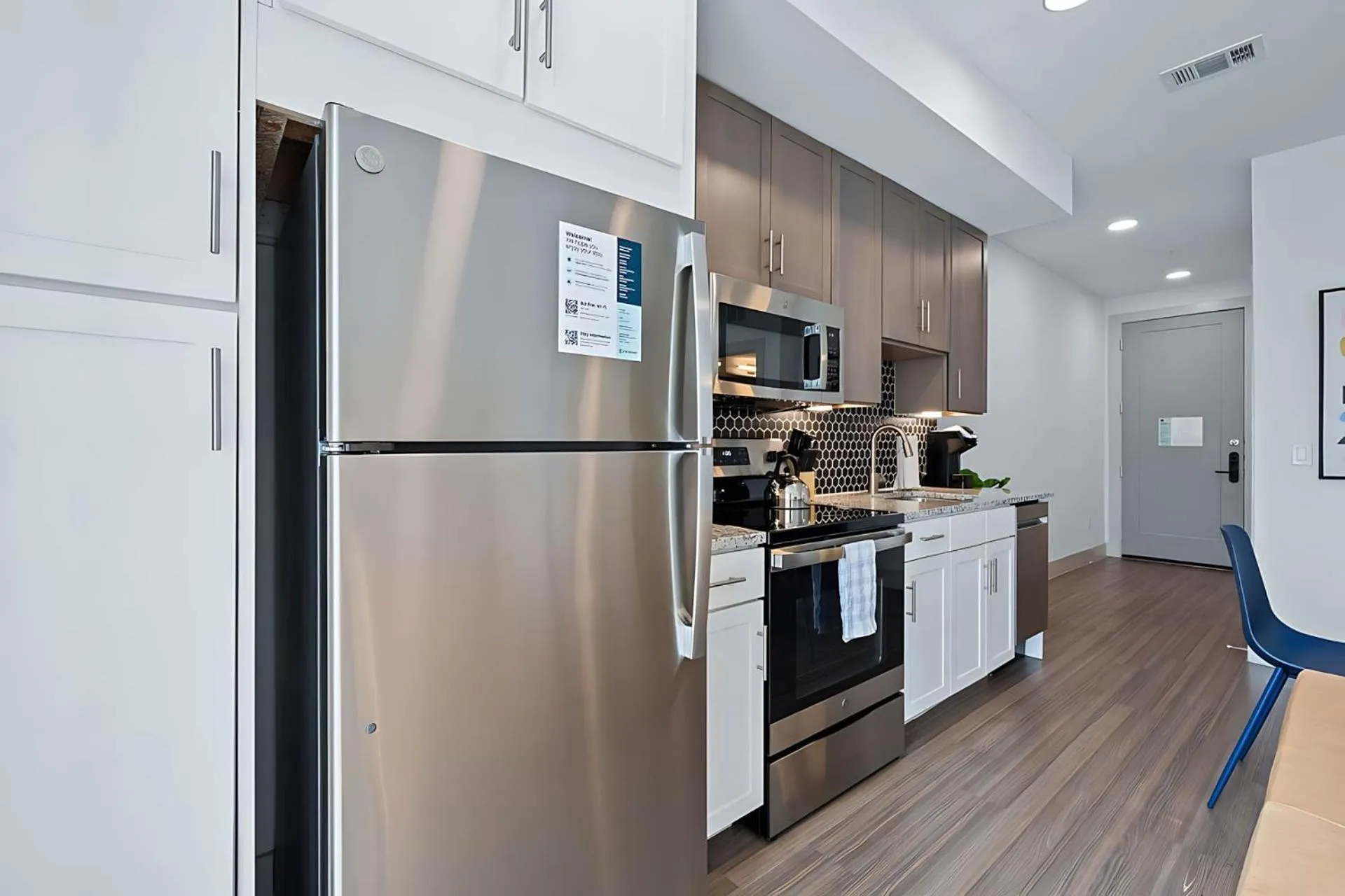 Kitchen or kitchenette in Placemakr Downtown Austin