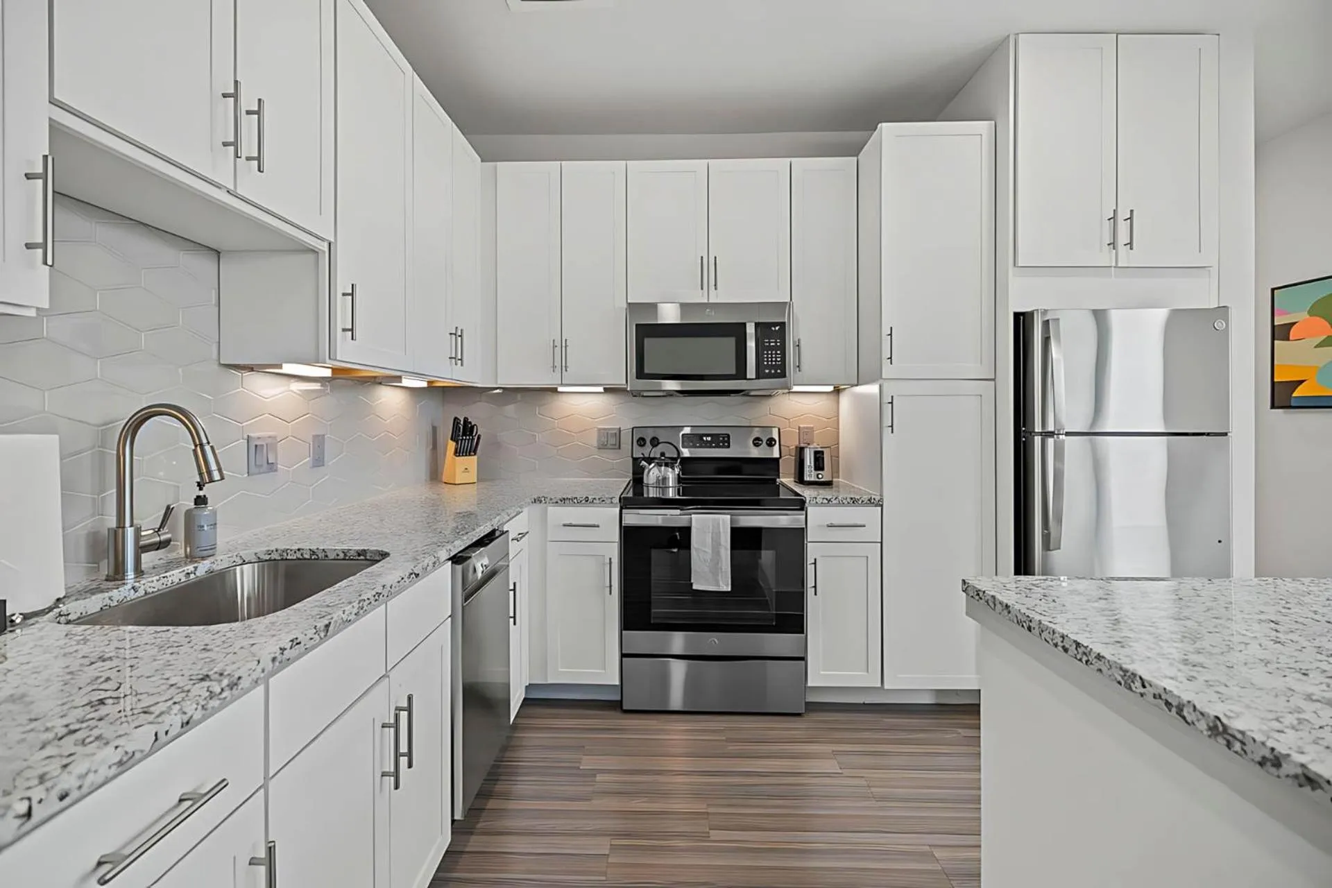 Kitchen or kitchenette in Placemakr Downtown Austin