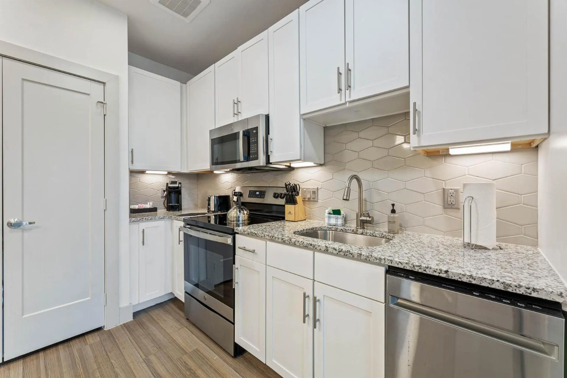 Kitchen or kitchenette in Placemakr Downtown Austin