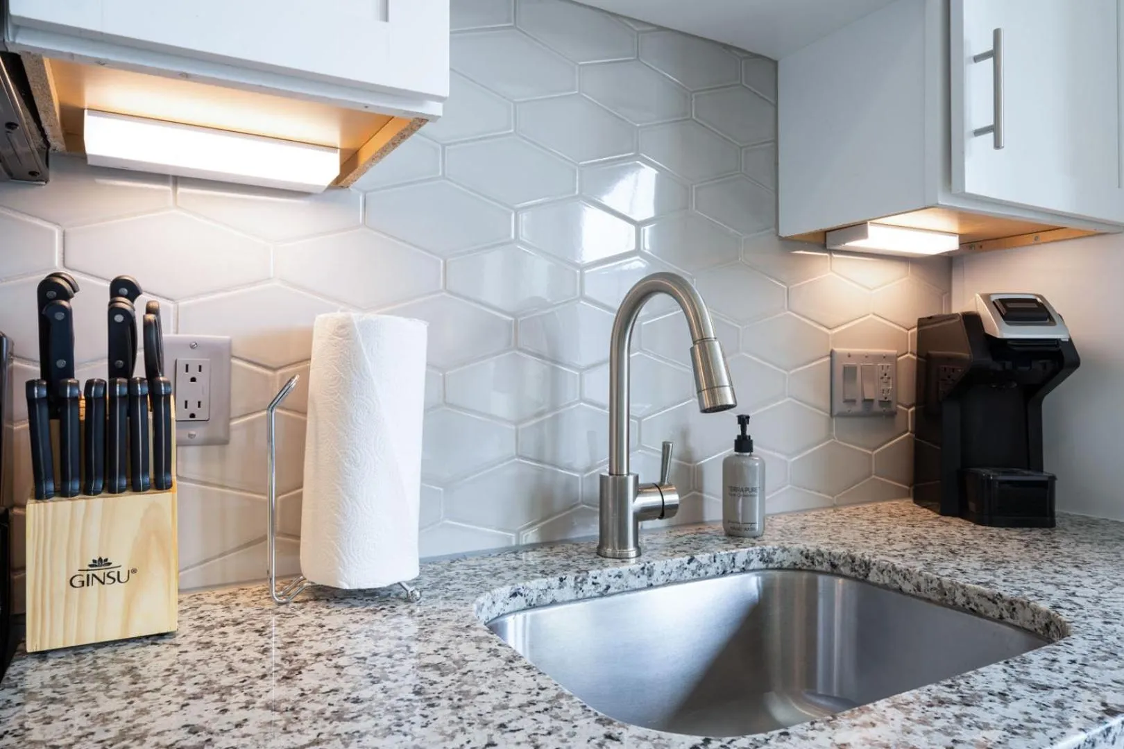 Kitchen or kitchenette in Placemakr Downtown Austin