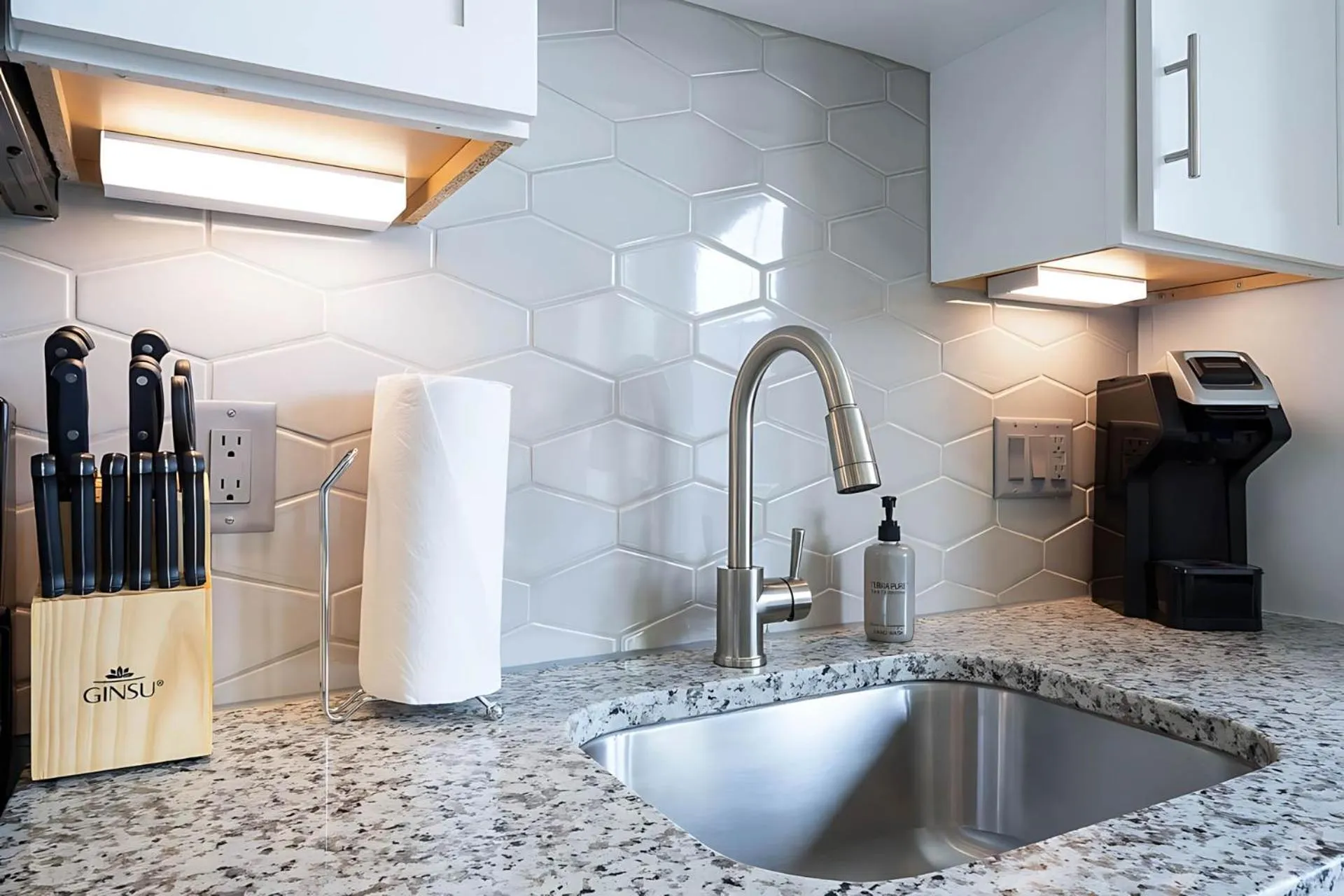 Kitchen or kitchenette in Placemakr Downtown Austin