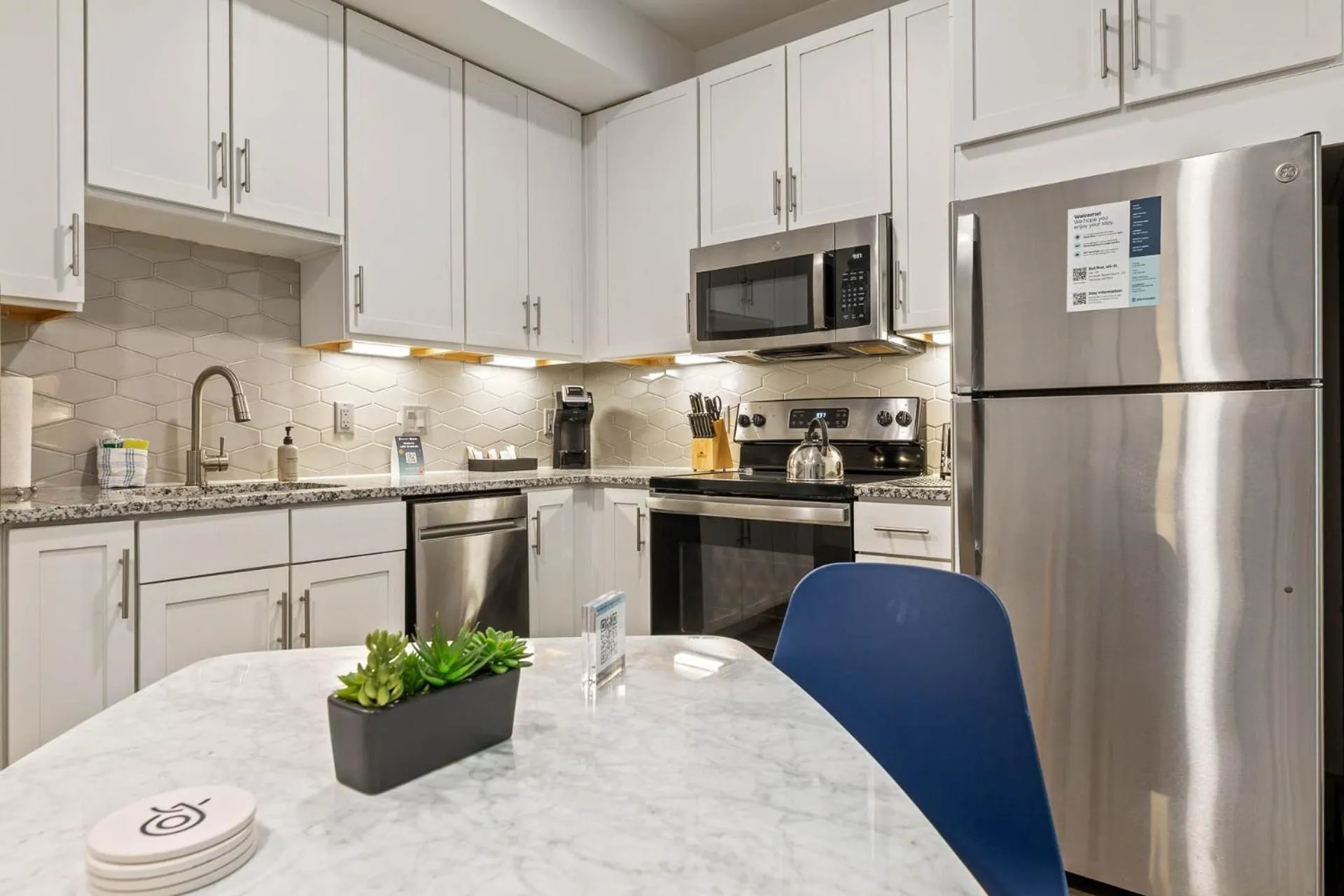 Kitchen or kitchenette in Placemakr Downtown Austin
