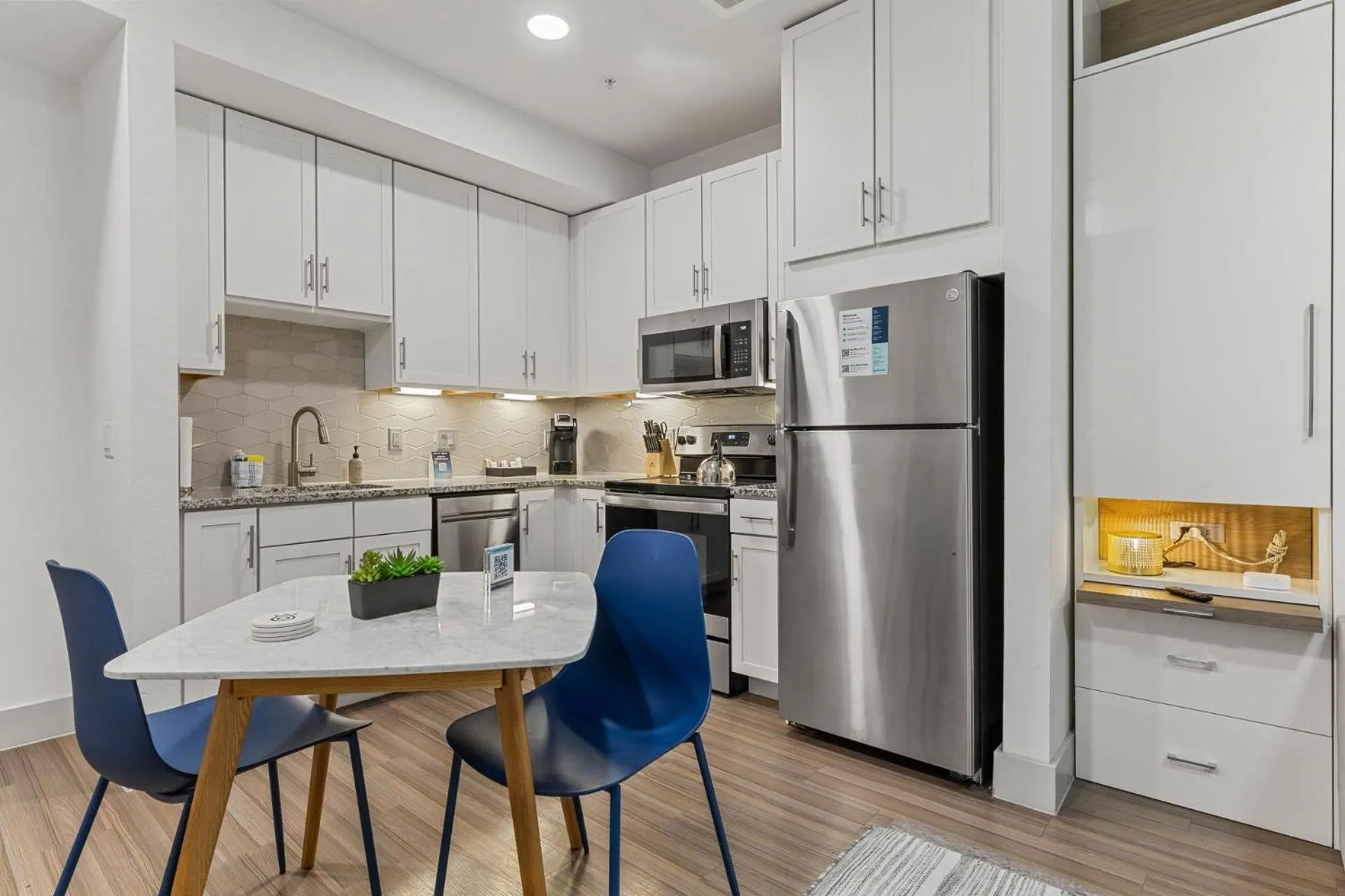 Kitchen or kitchenette in Placemakr Downtown Austin