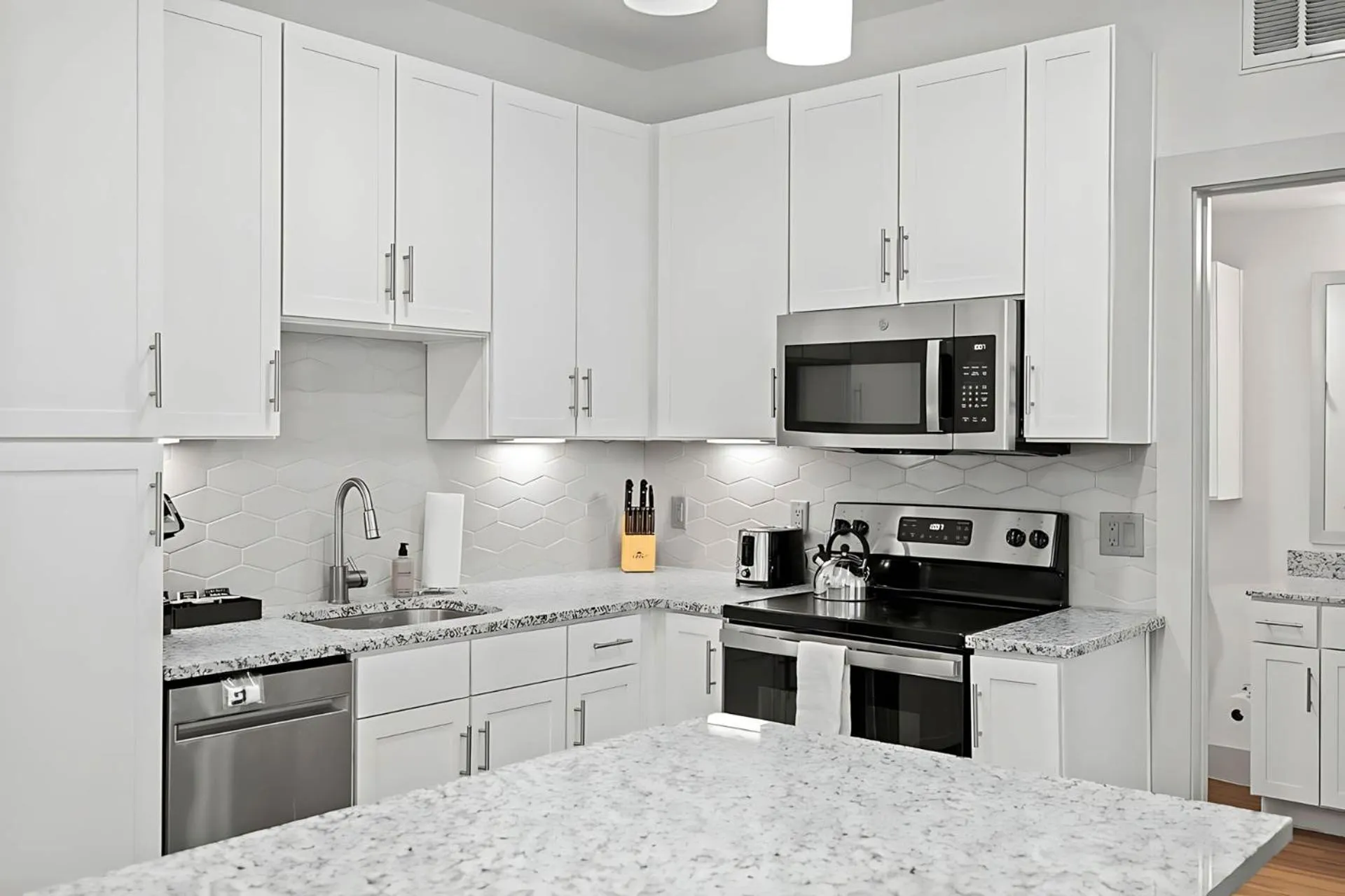 Kitchen or kitchenette in Placemakr Downtown Austin