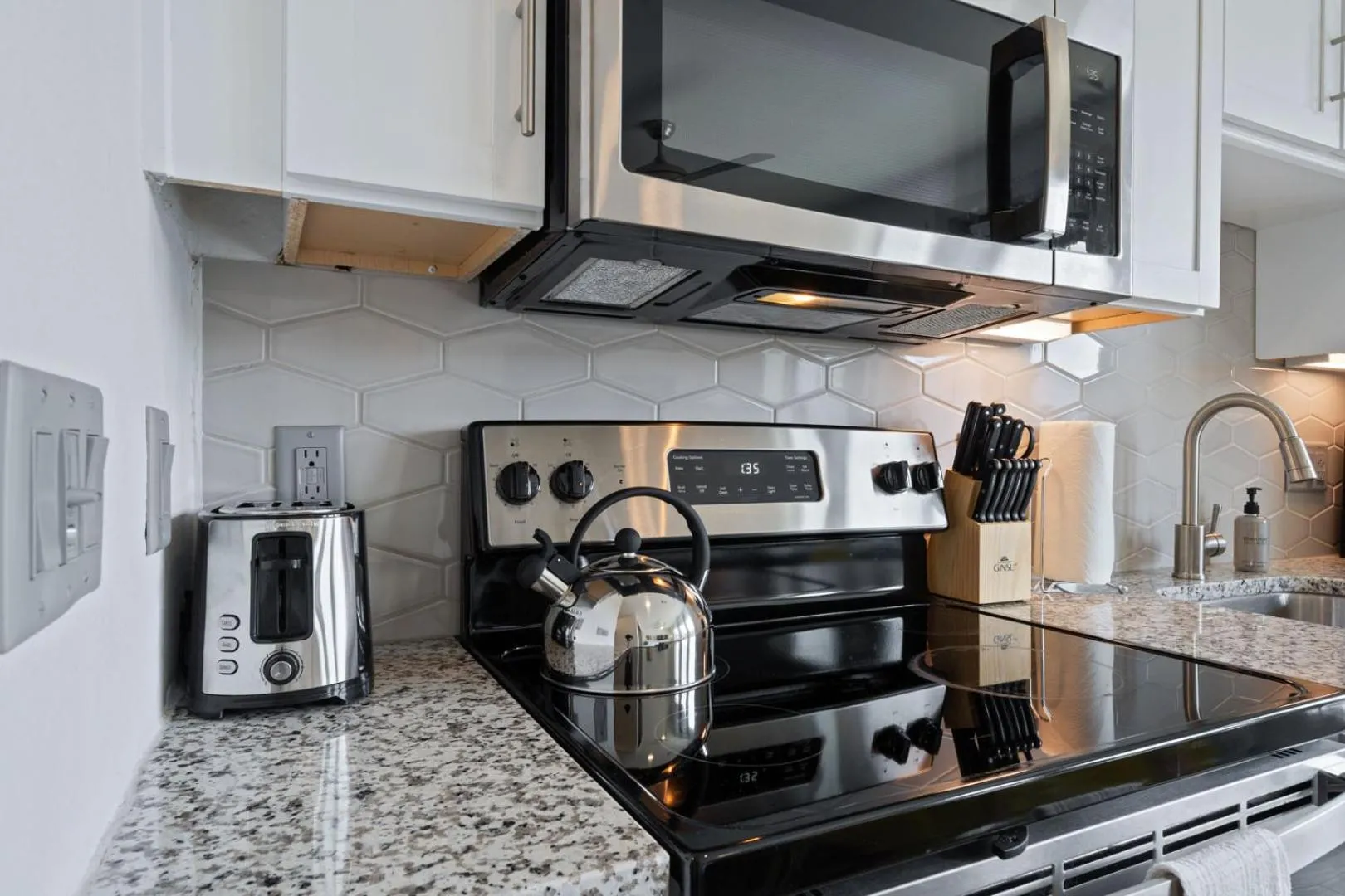 Kitchen or kitchenette in Placemakr Downtown Austin