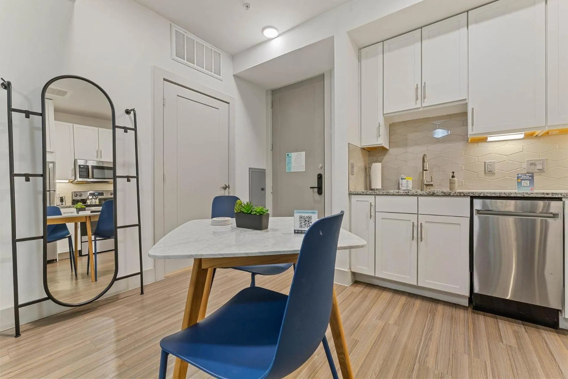 Kitchen or kitchenette in Placemakr Downtown Austin