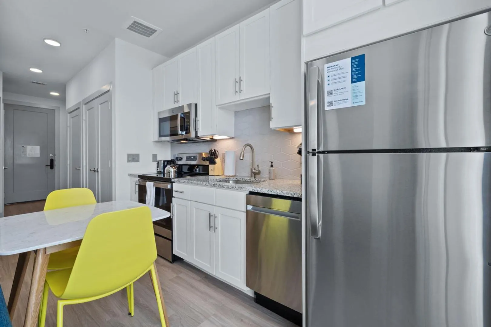 Kitchen or kitchenette in Placemakr Downtown Austin