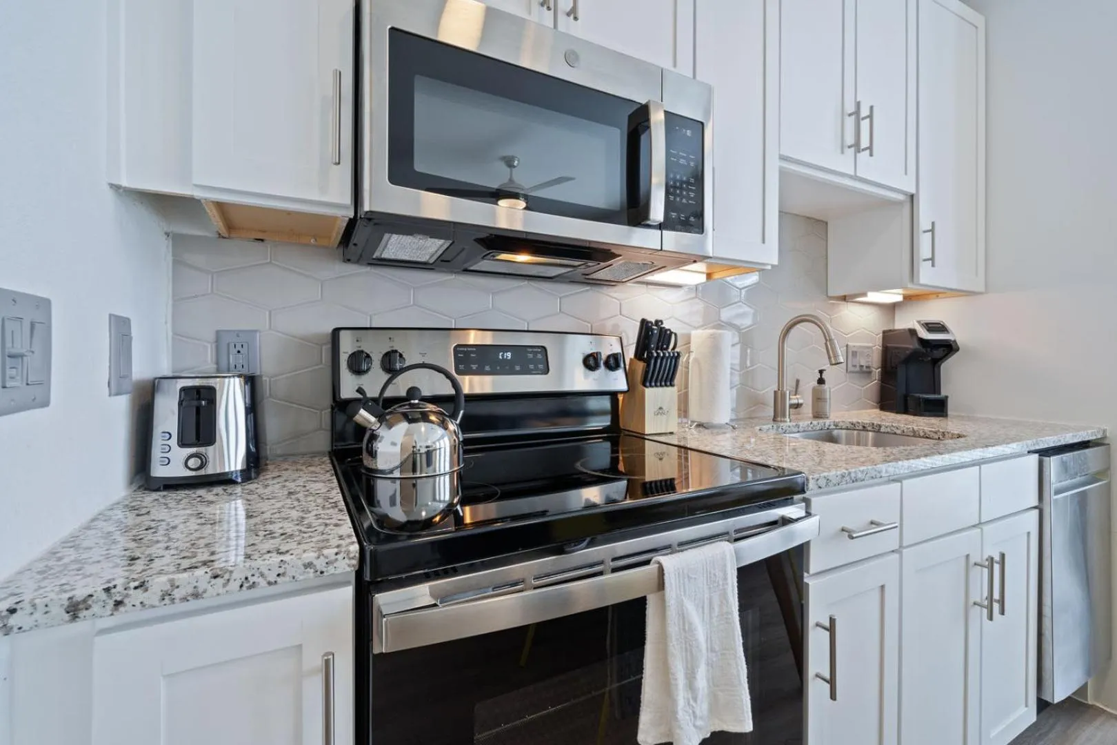 Kitchen or kitchenette in Placemakr Downtown Austin