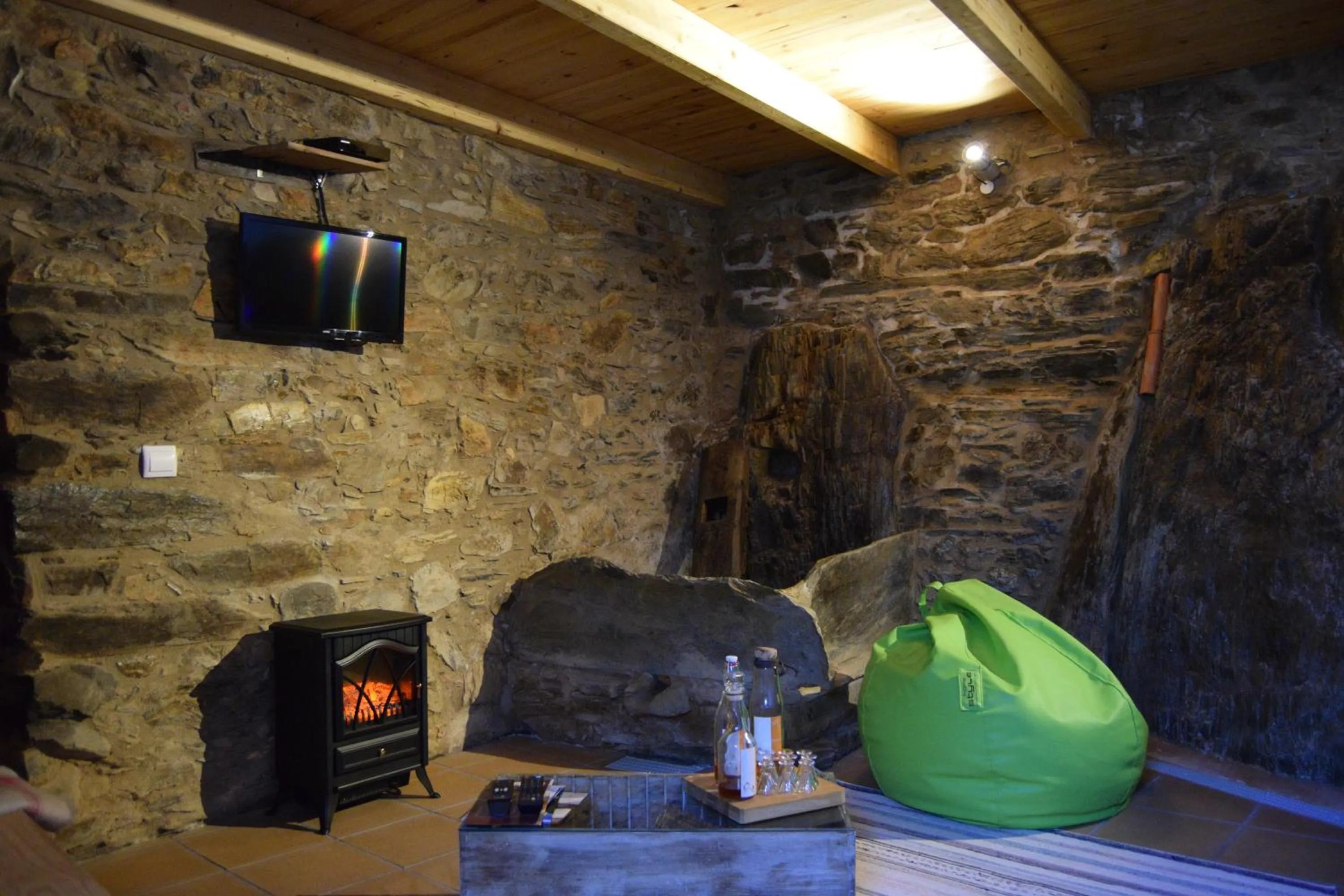 Communal lounge/ TV room in Casas da Encosta