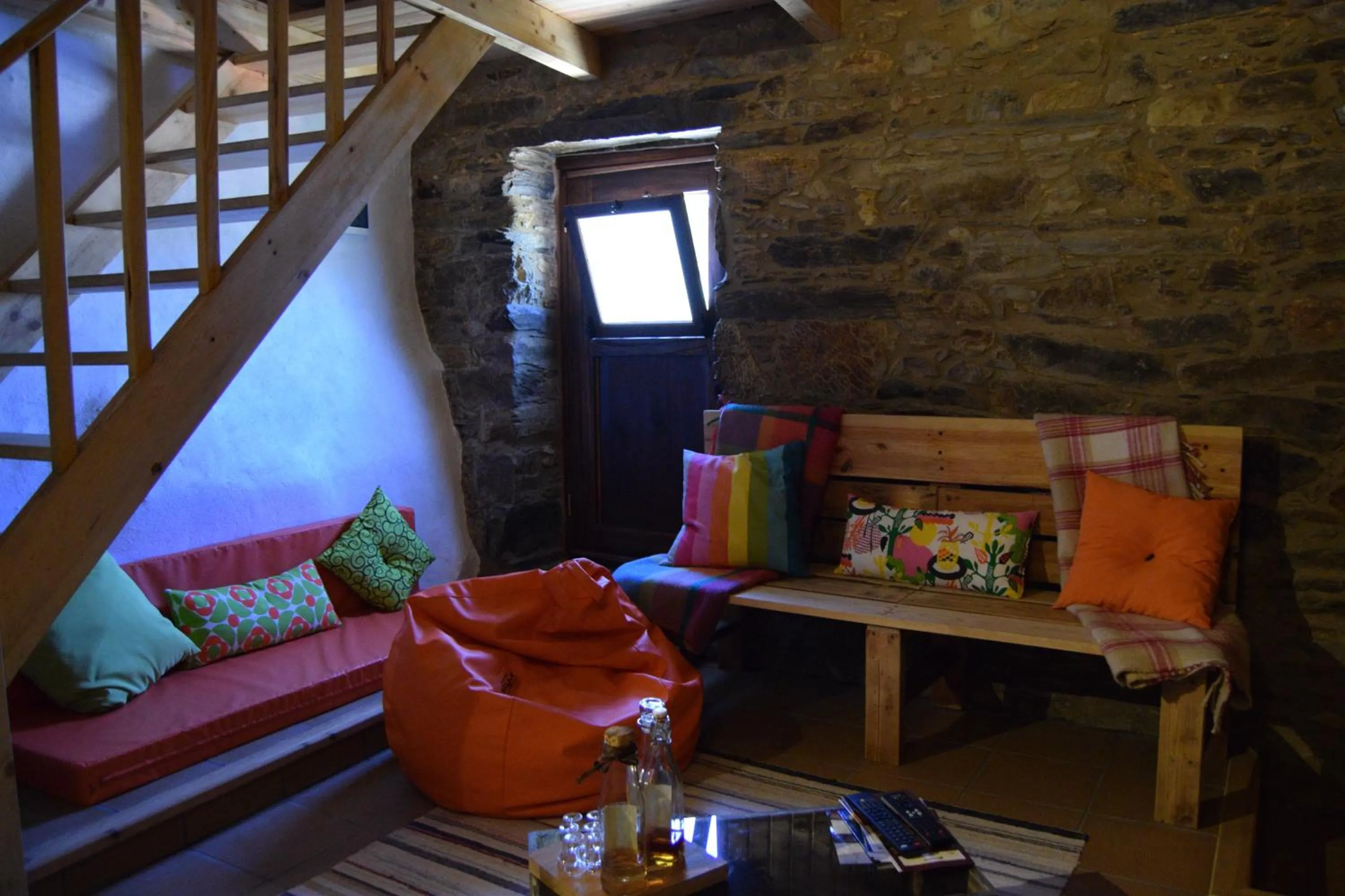 Communal lounge/ TV room in Casas da Encosta