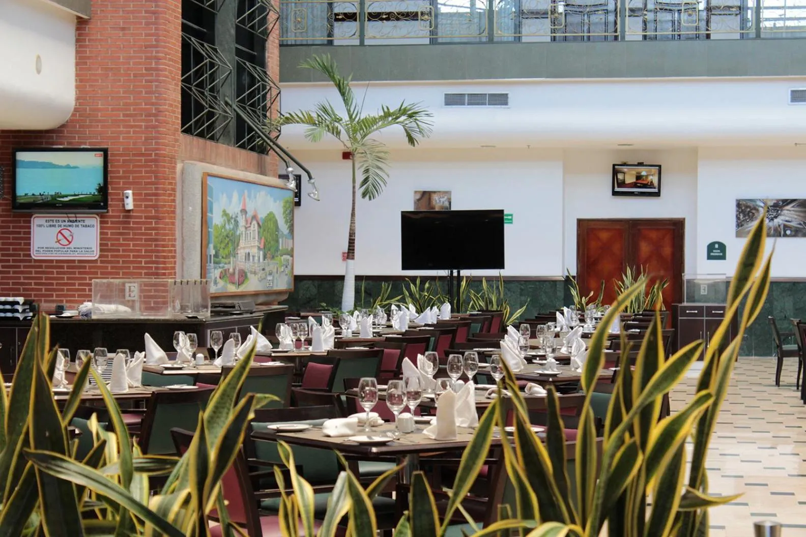 Restaurant/places to eat in EXECUTIVE SUITES VALENCIA-Venezuela