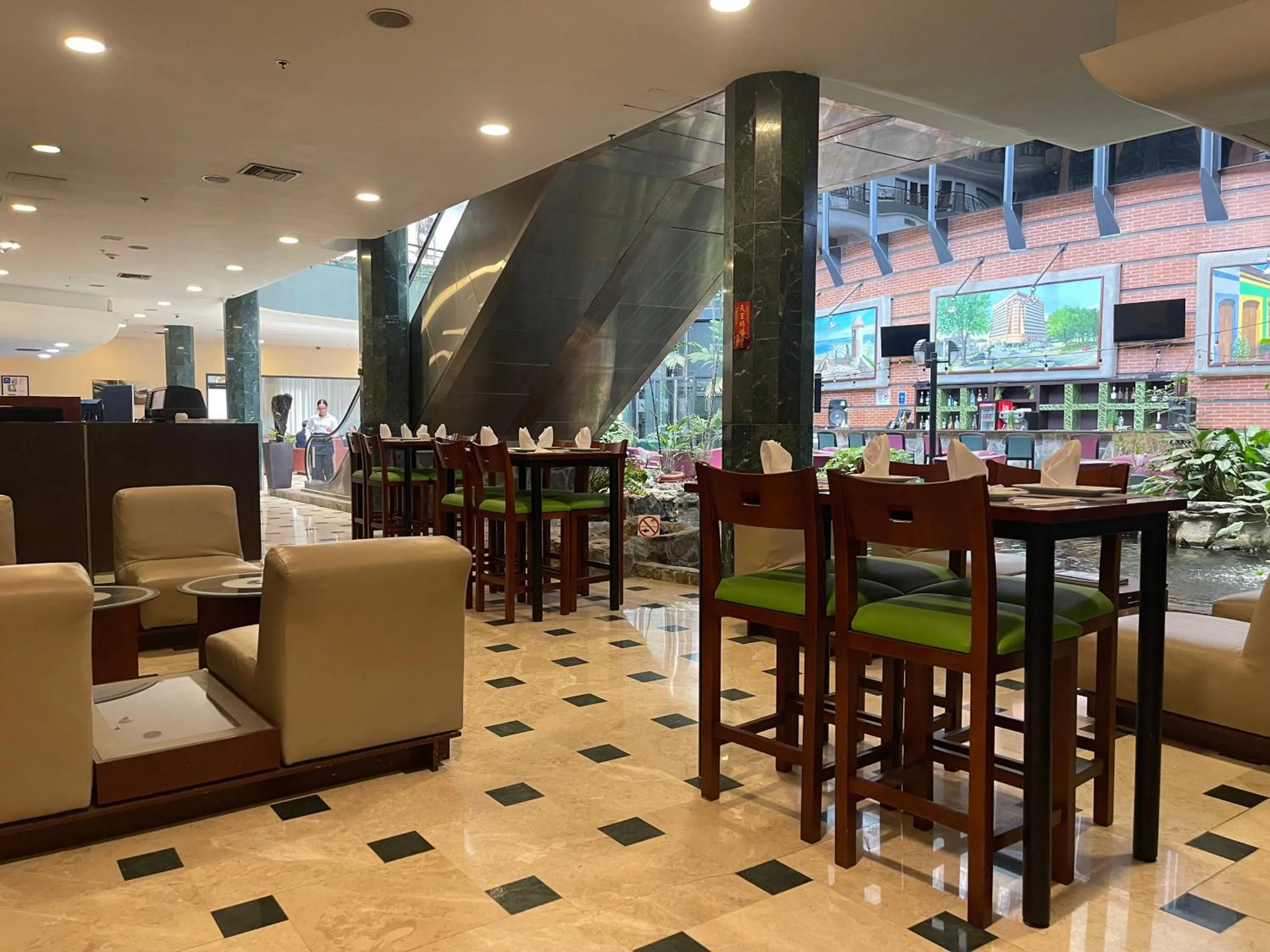 Area and facilities in EXECUTIVE SUITES VALENCIA-Venezuela