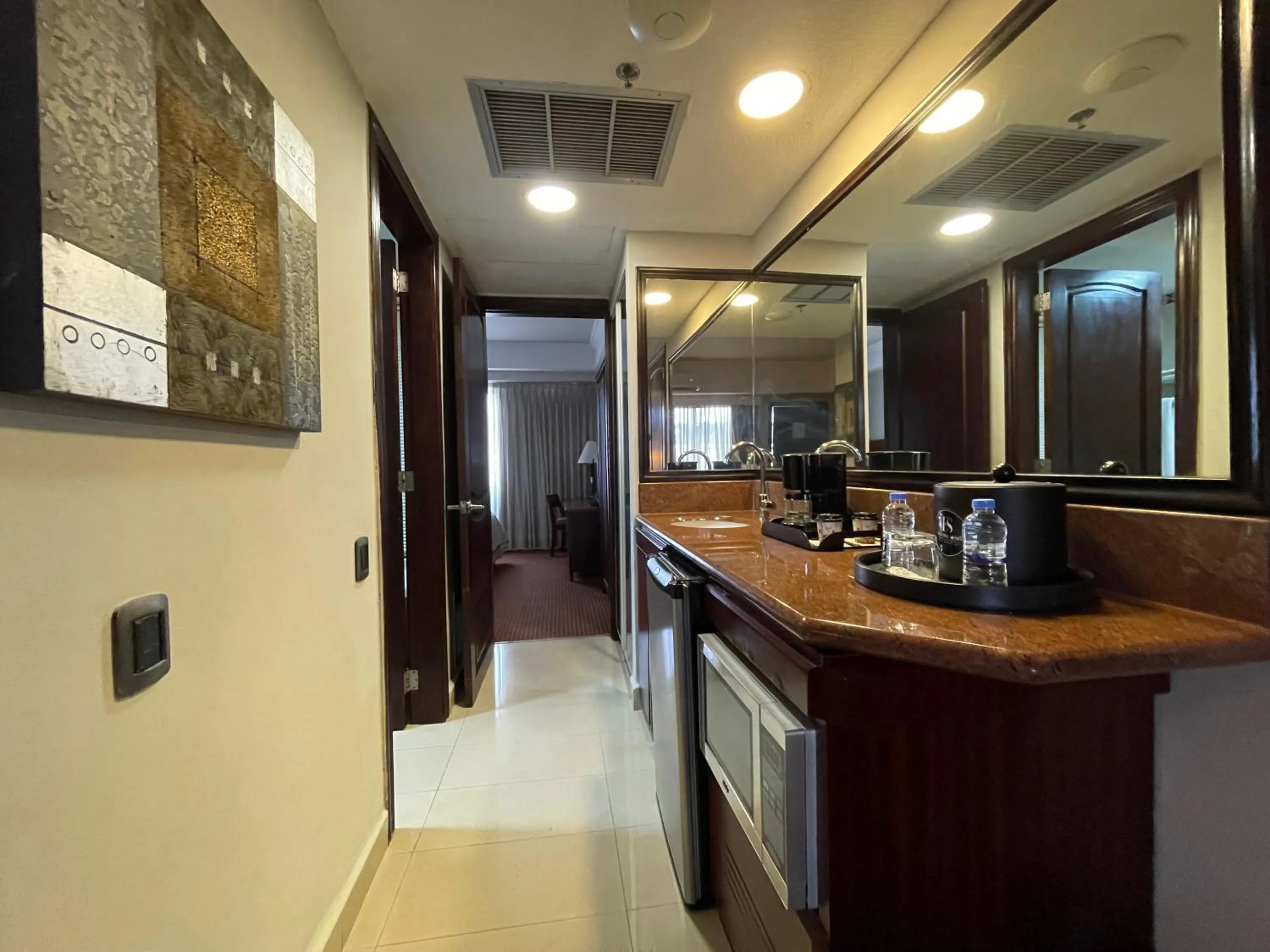 minibar in EXECUTIVE SUITES VALENCIA-Venezuela