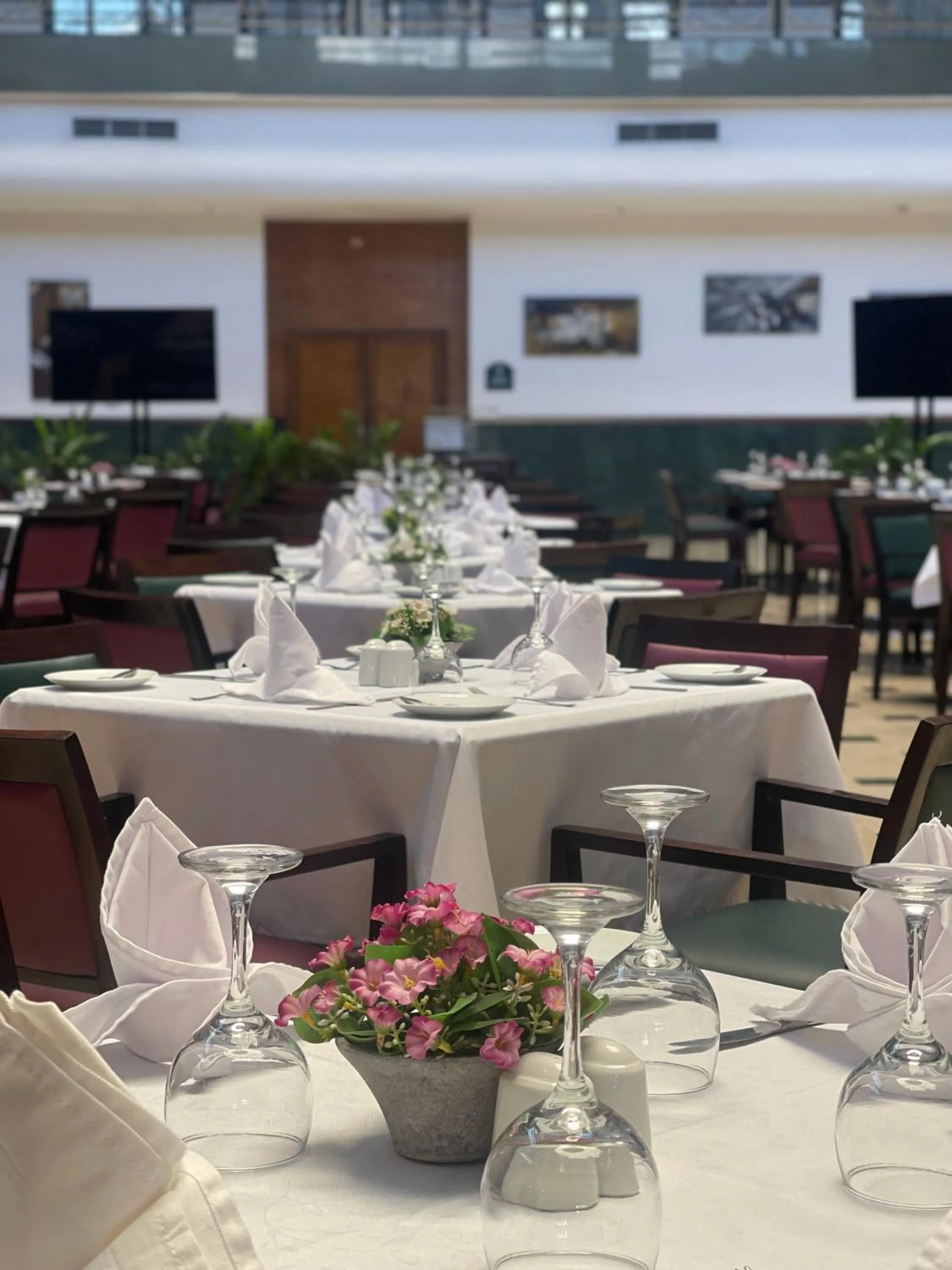 Restaurant/places to eat in EXECUTIVE SUITES VALENCIA-Venezuela
