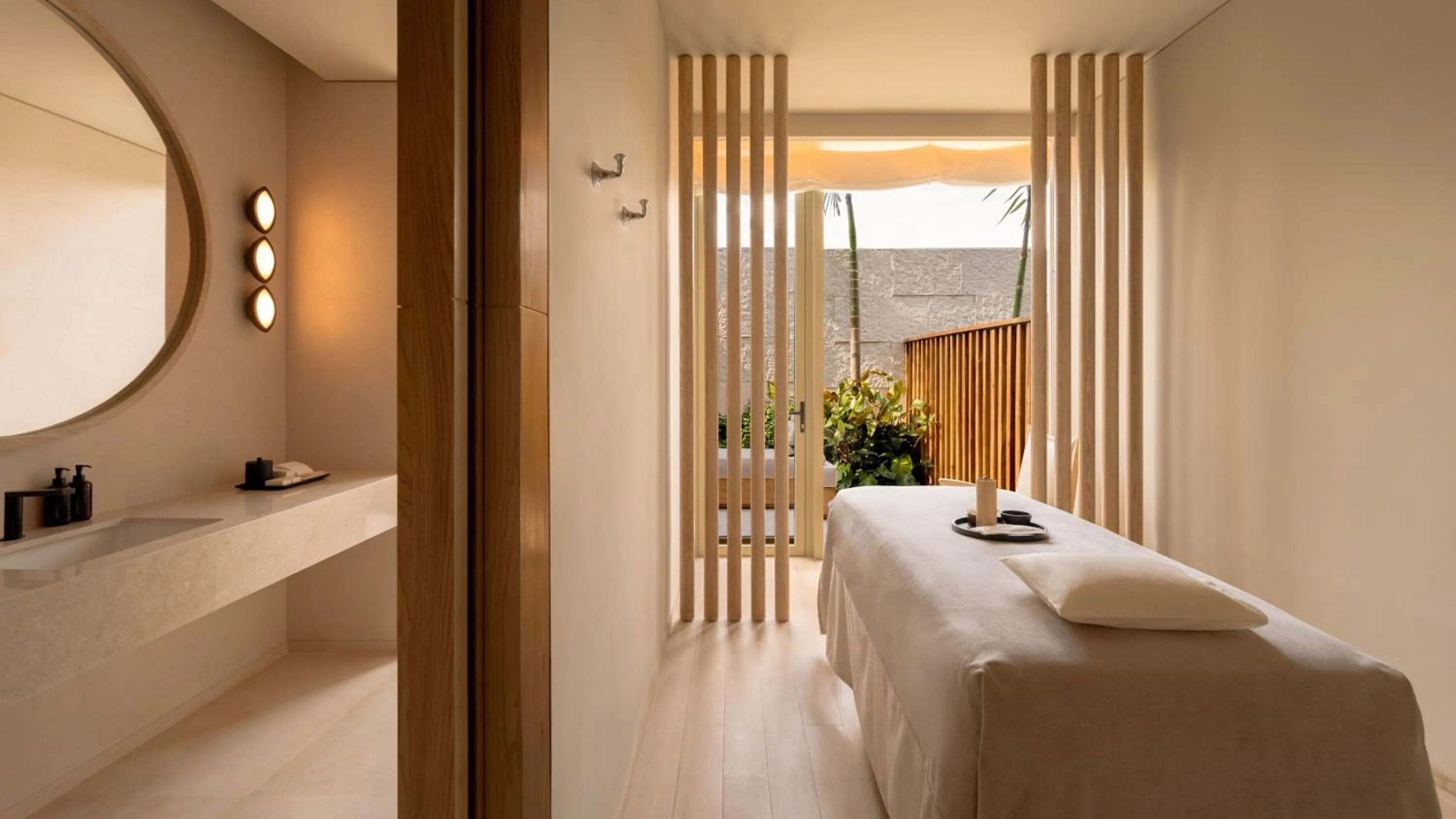 Spa and wellness centre/facilities, Bed in Dusit Thani Bangkok