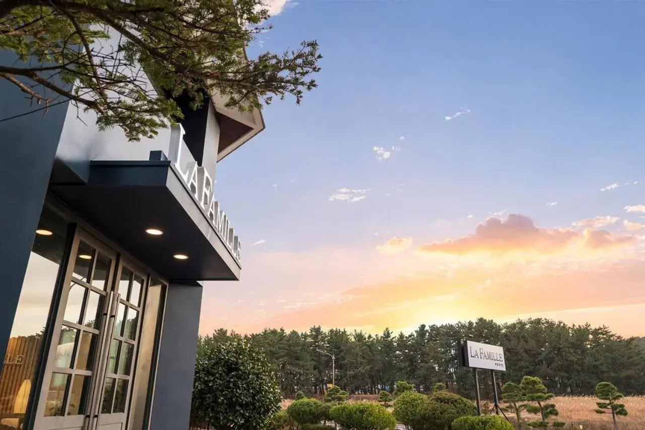 Property building in La Famille Property building in La Famille