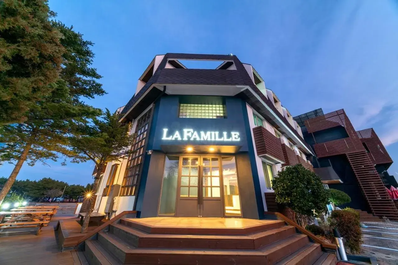 Property building in La Famille Property building in La Famille