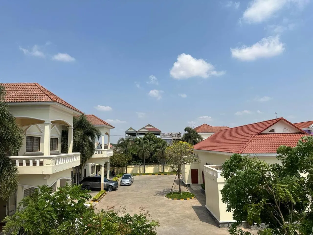 Property building in Samrongsen Hotel