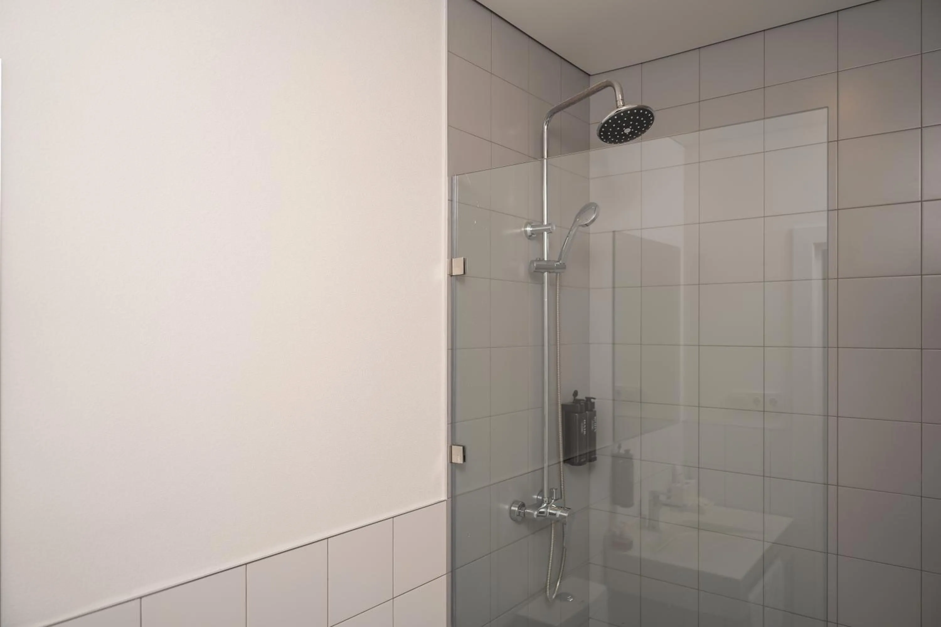 Shower in Duo Hotel by Futuro