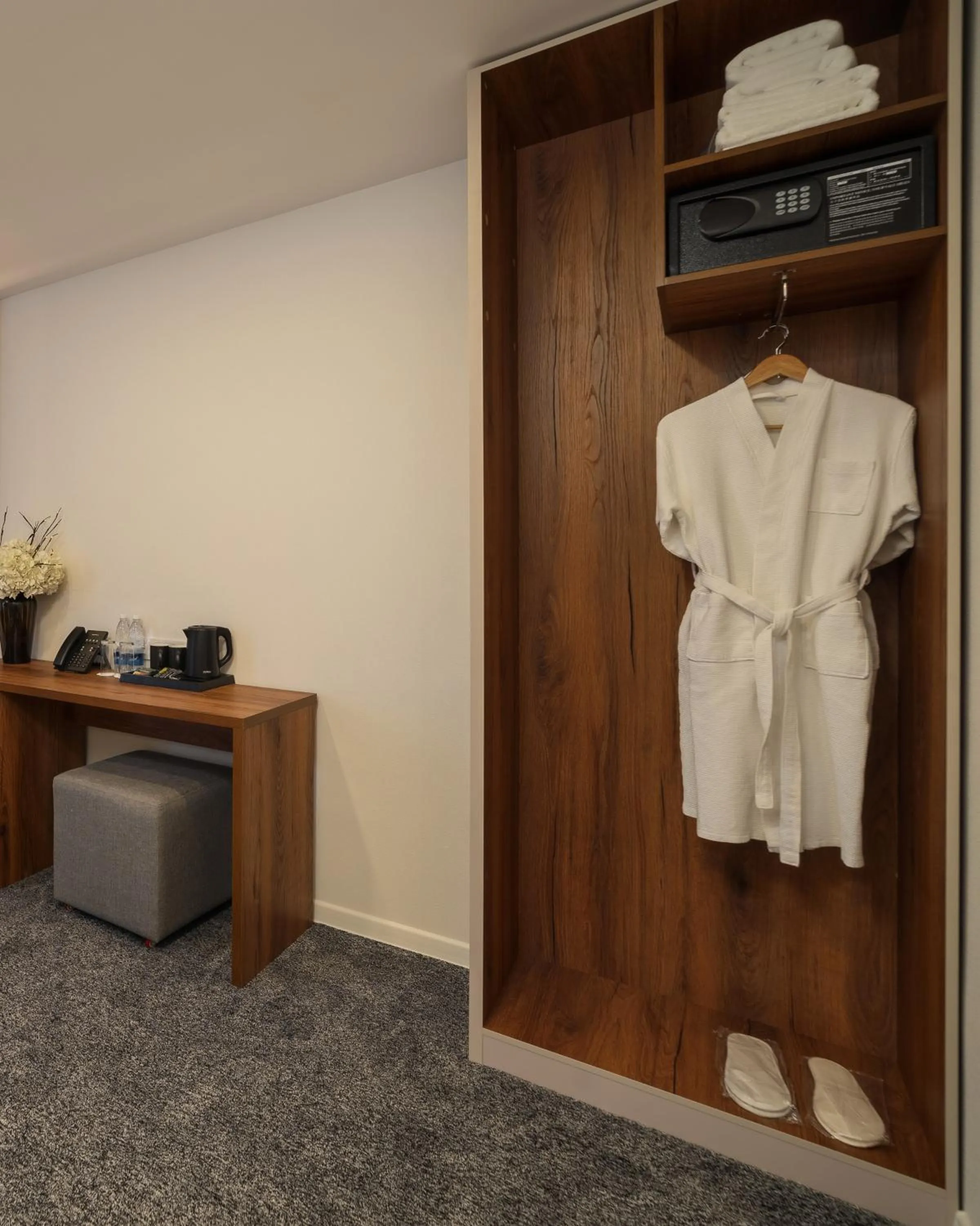 wardrobe in Duo Hotel by Futuro