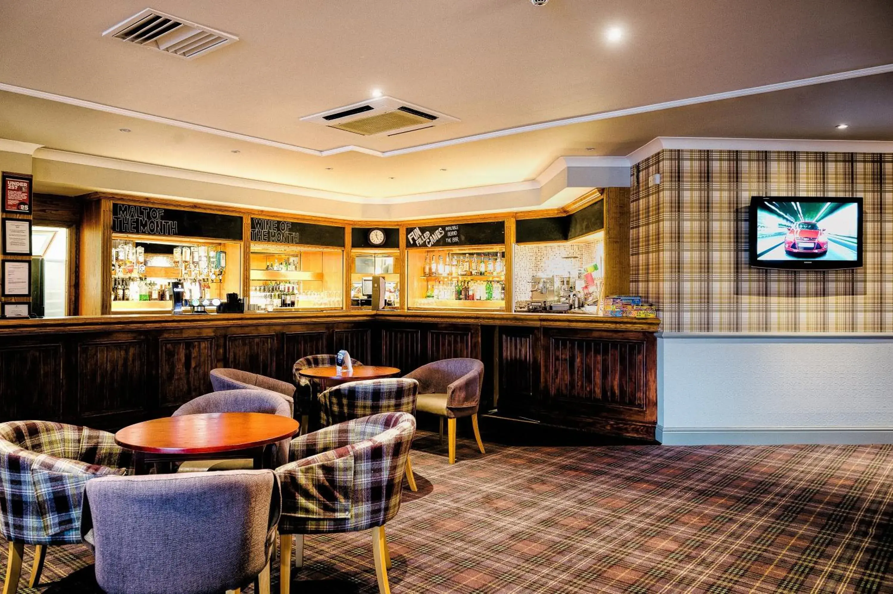 Lounge or bar in Macdonald Forest Hills Hotel & Spa Lounge or bar in Macdonald Forest Hills Hotel & Spa