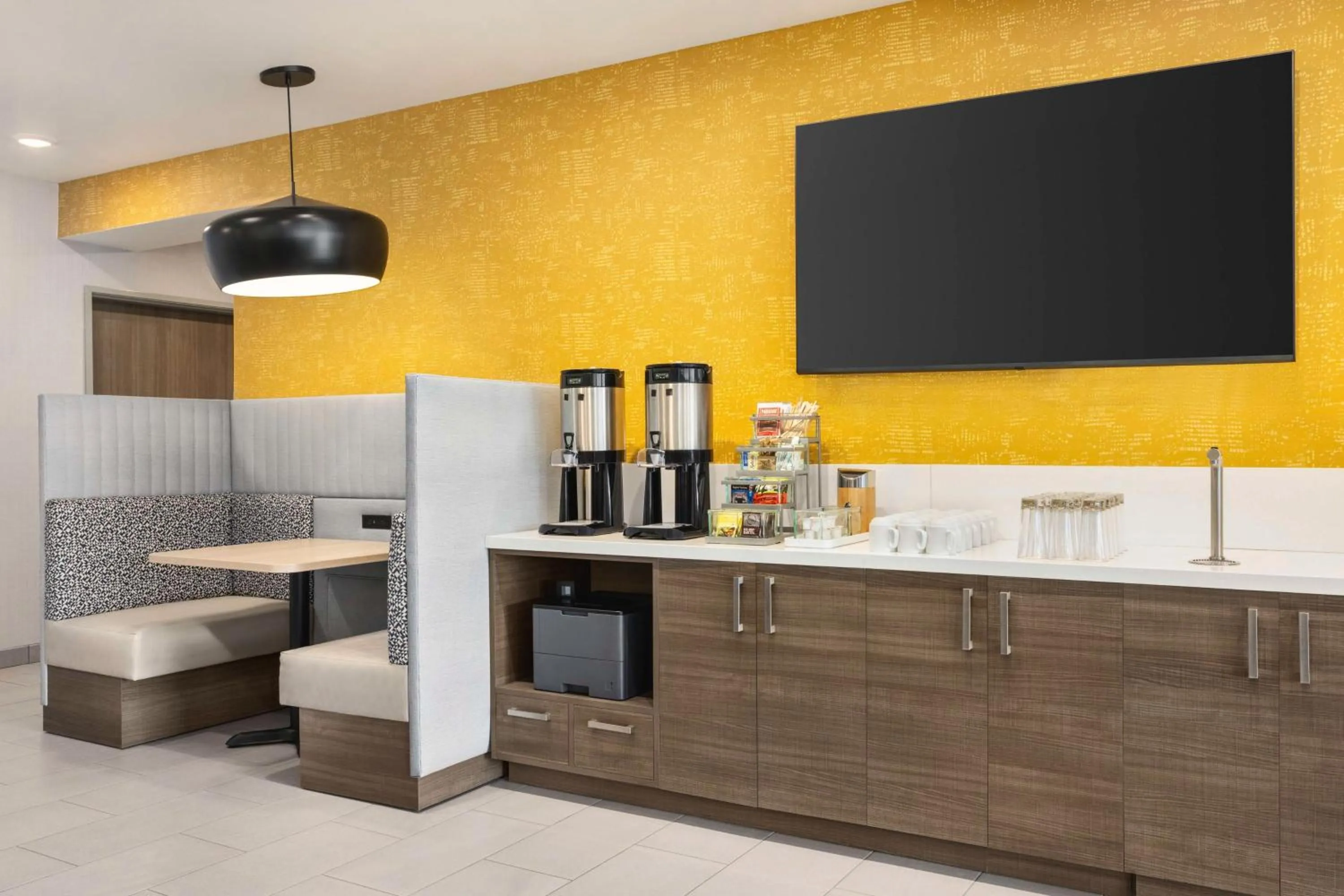 Breakfast in Home2 Suites Livingston Yellowstone