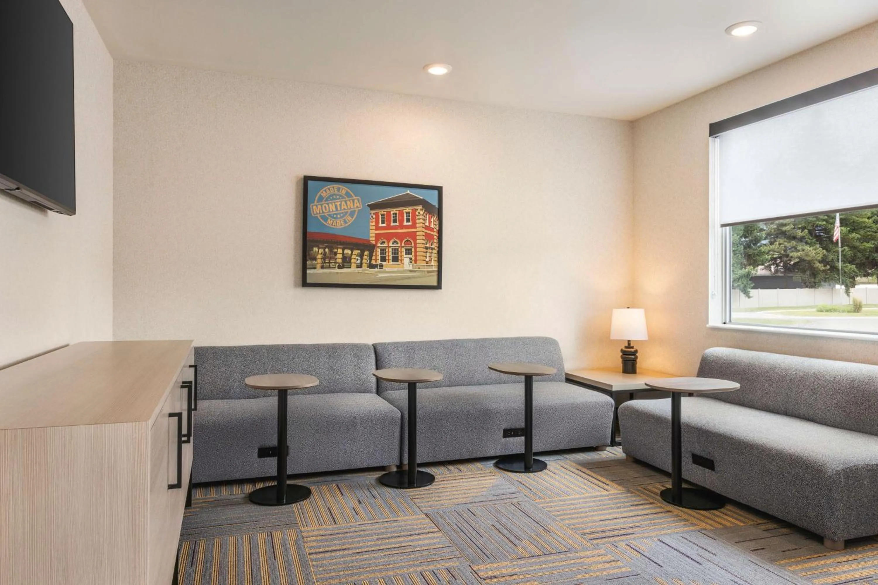 Communal lounge/ TV room in Home2 Suites Livingston Yellowstone