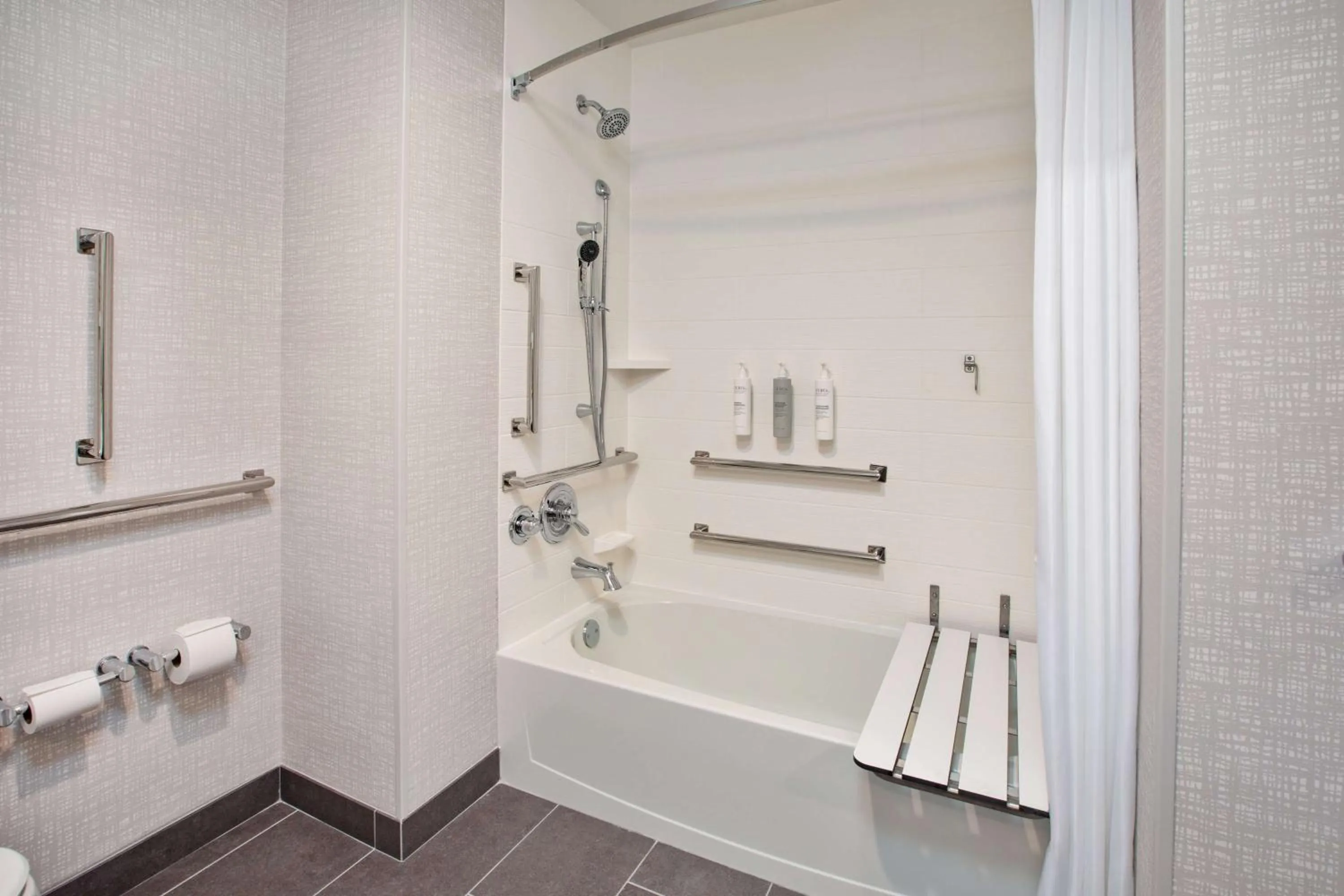 Bathroom in Hampton Inn & Suites By Hilton Indianapolis South Greenwood