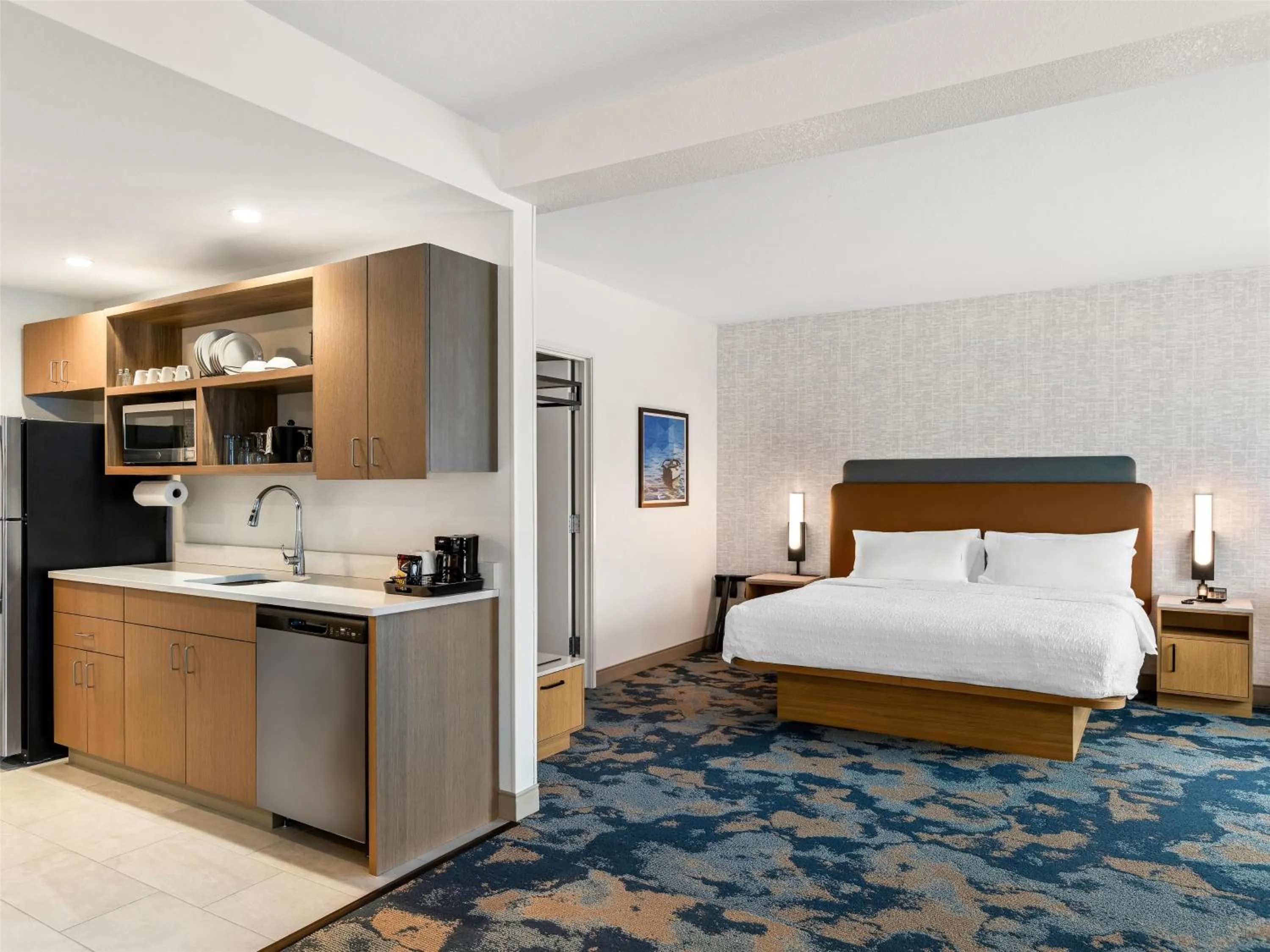 Kitchen or kitchenette, Bed in Hampton Inn St Ignace Lakefront Mackinac