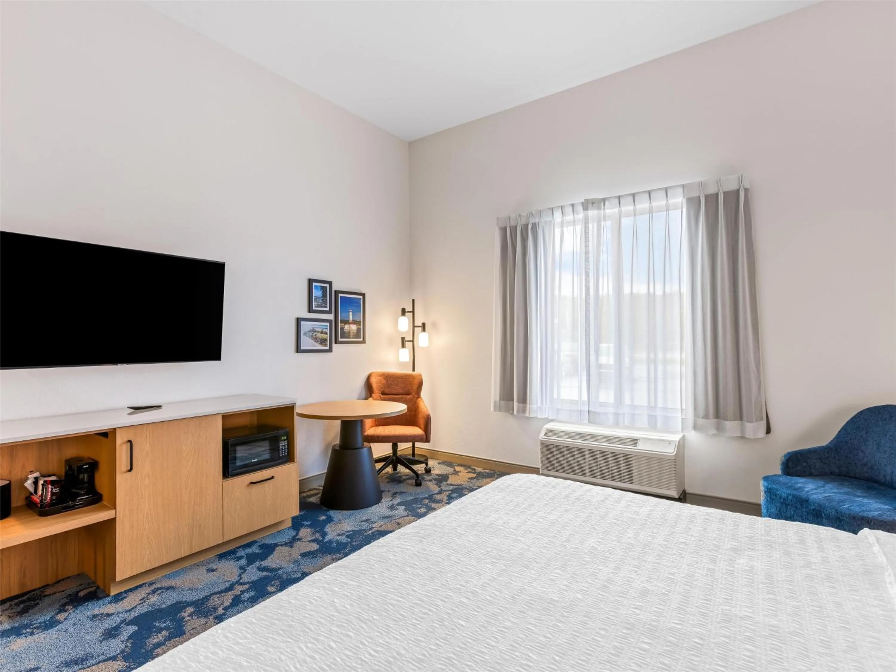 Bed in Hampton Inn St Ignace Lakefront Mackinac