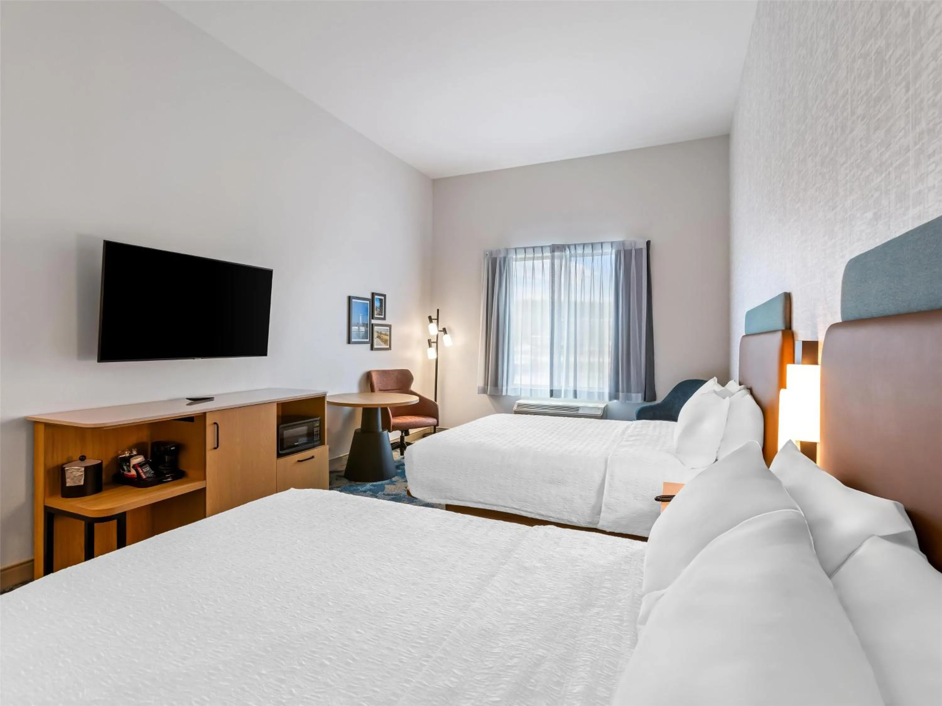 Bed in Hampton Inn St Ignace Lakefront Mackinac