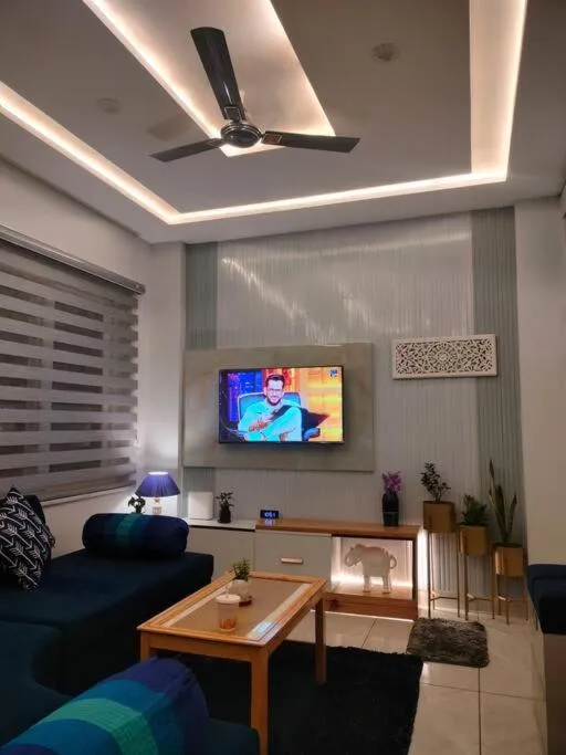 Communal lounge/ TV room in Blue Heart Home by the Ganges - Cosy 1Bhk-Veerbhadra