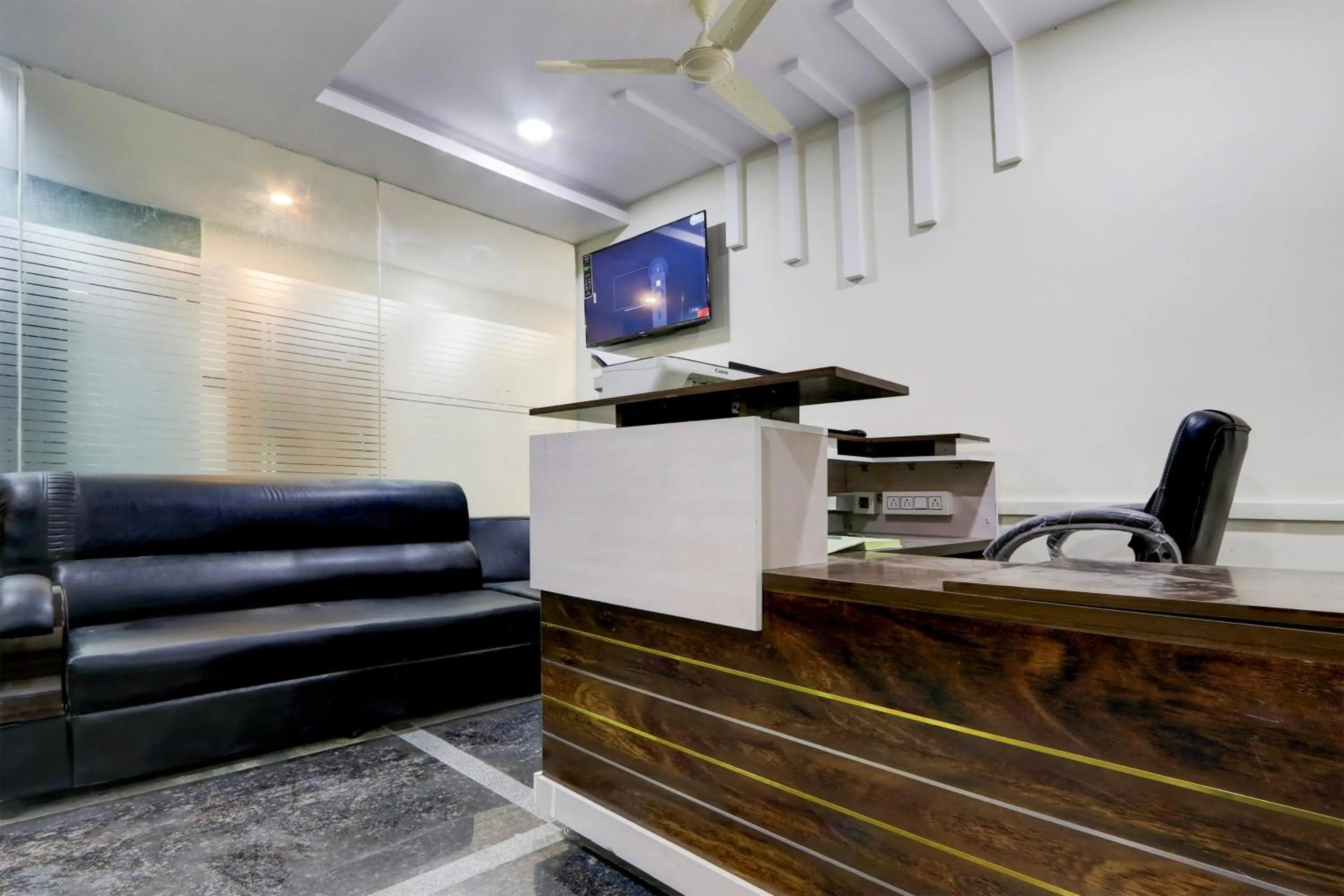 Lobby or reception in Super Townhouse Nanak Ram Guda Near WaveRock SEZ