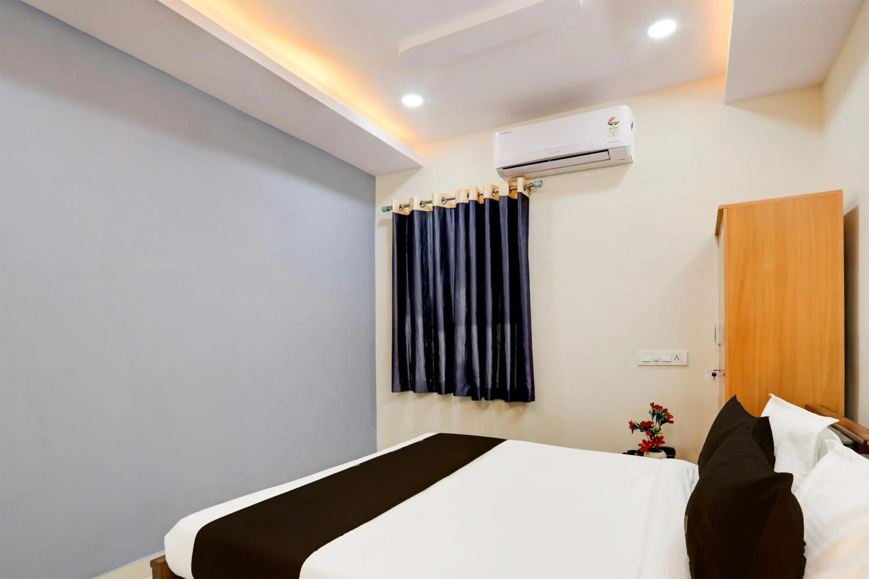 Bedroom, Bed in Super Townhouse Nanak Ram Guda Near WaveRock SEZ