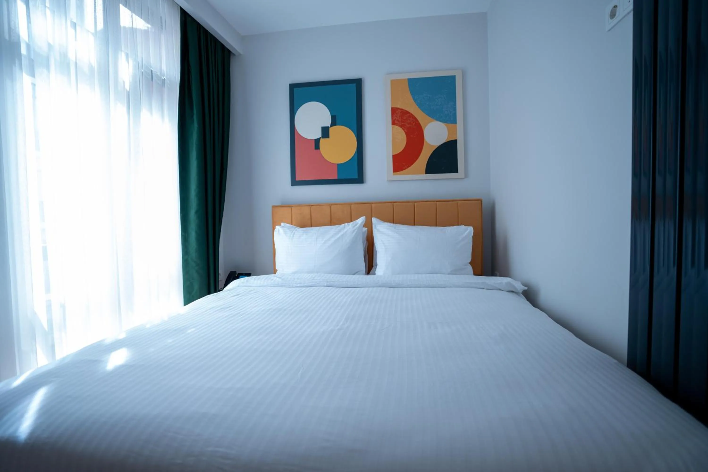 Photo of the whole room, Bed in Bird Nest Suites