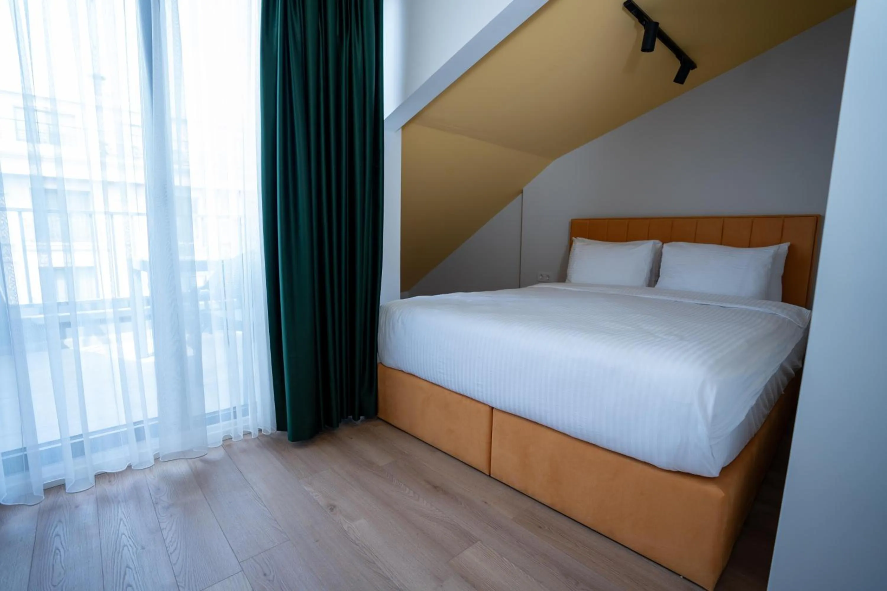 Photo of the whole room, Bed in Bird Nest Suites