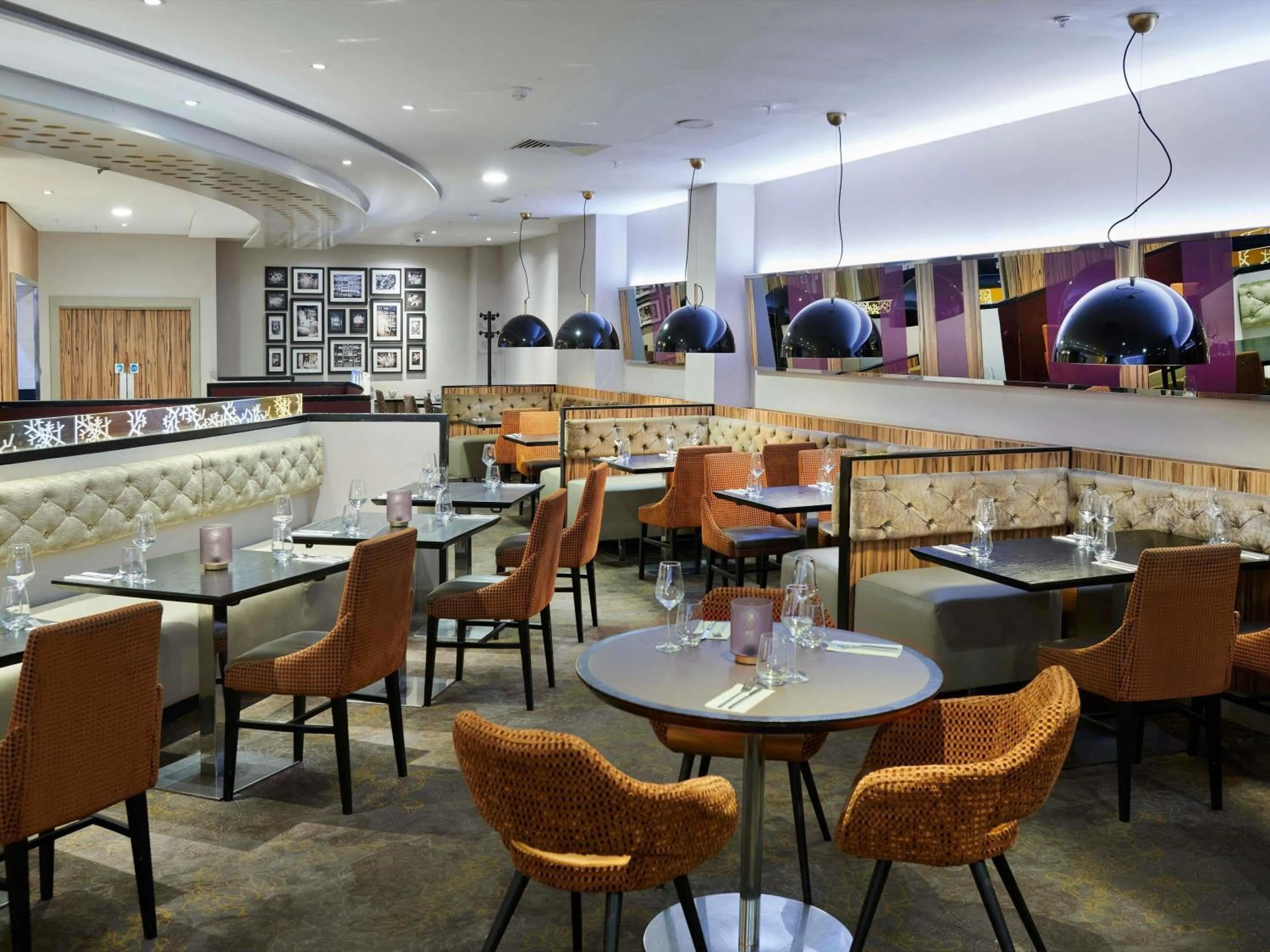 Restaurant/places to eat in Novotel London West
