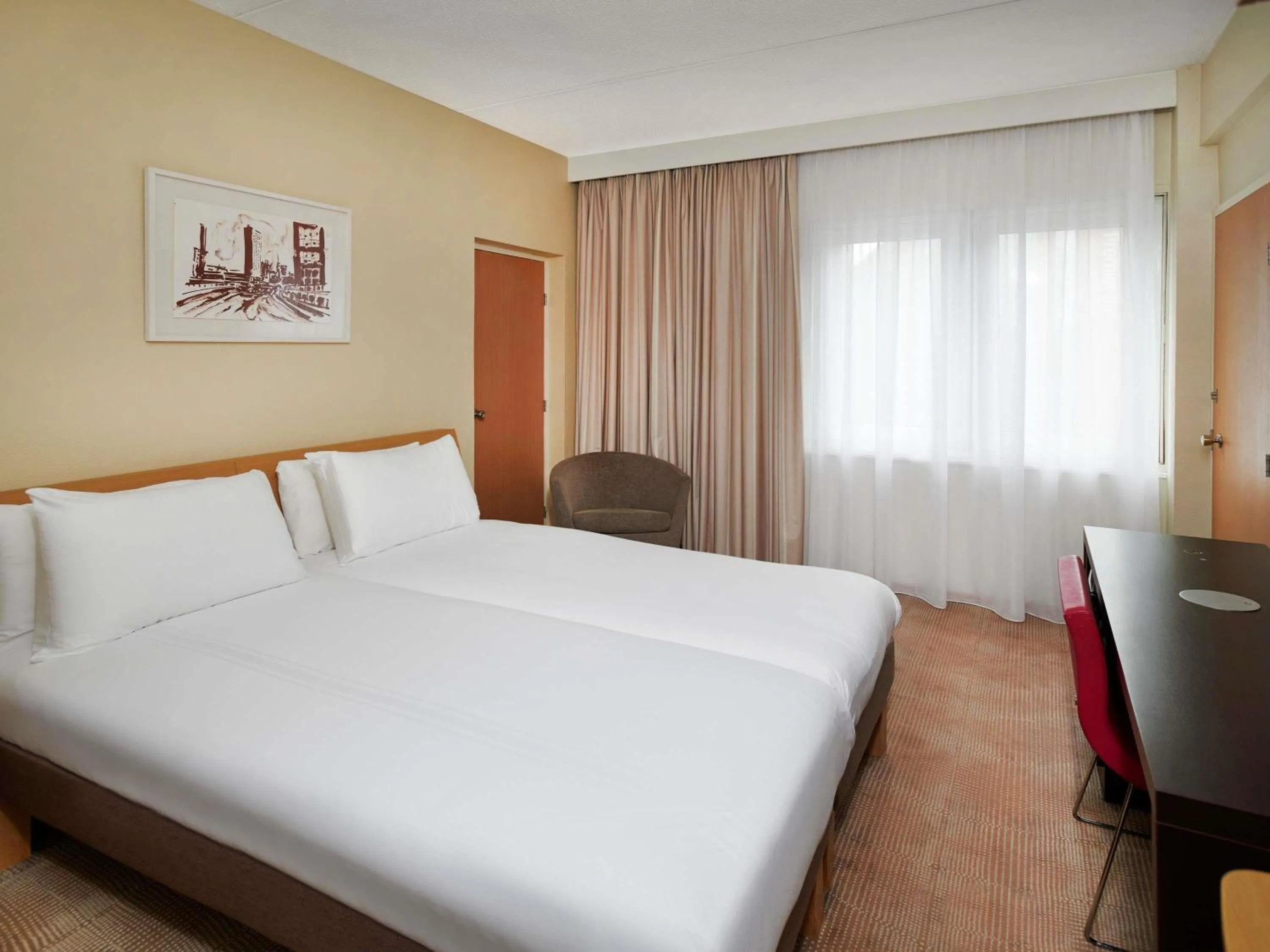 Bedroom, Bed in Novotel London West