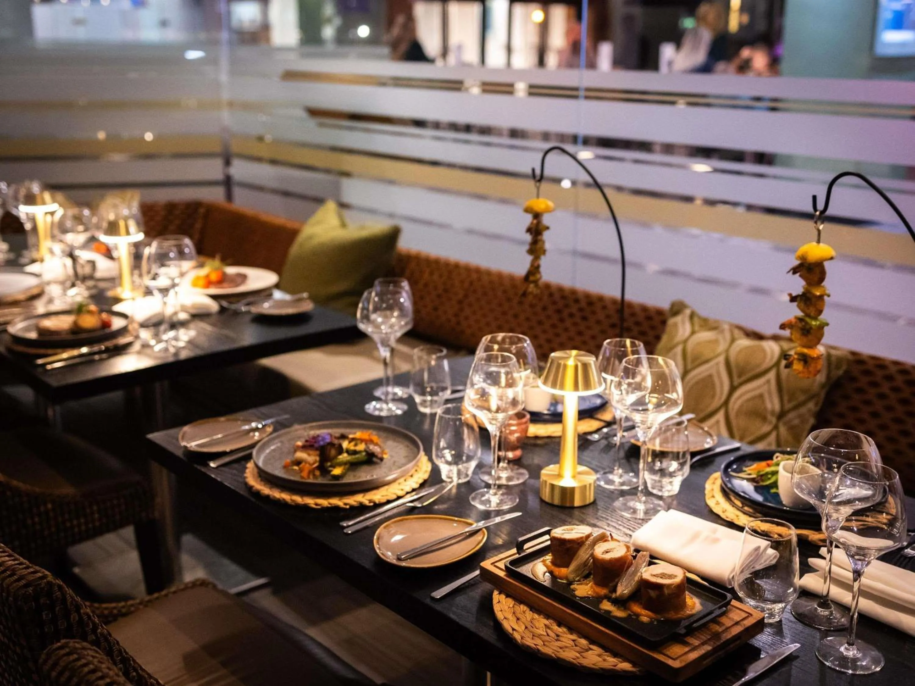 Restaurant/places to eat in Novotel London West