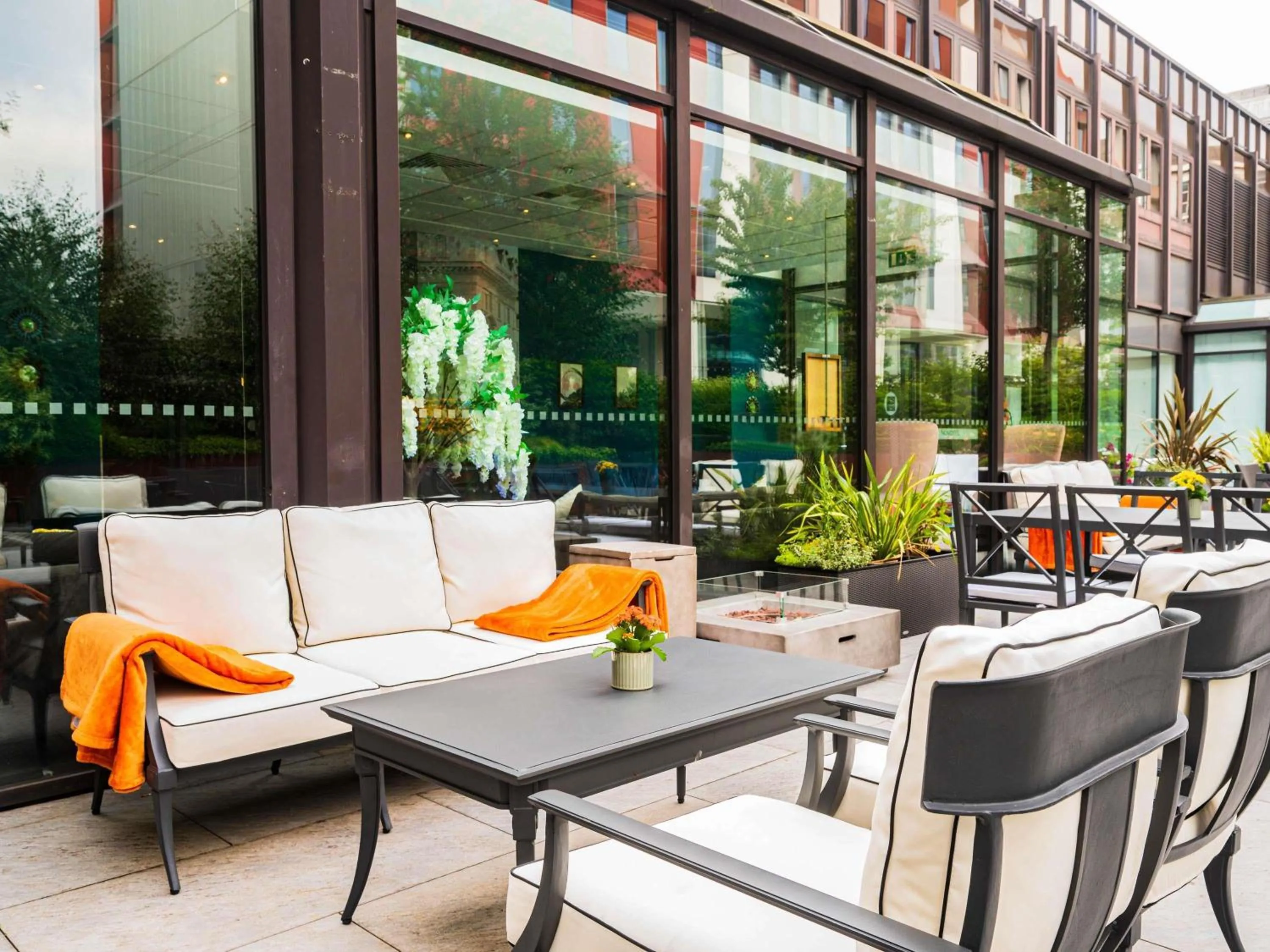 Lounge or bar in Novotel London West