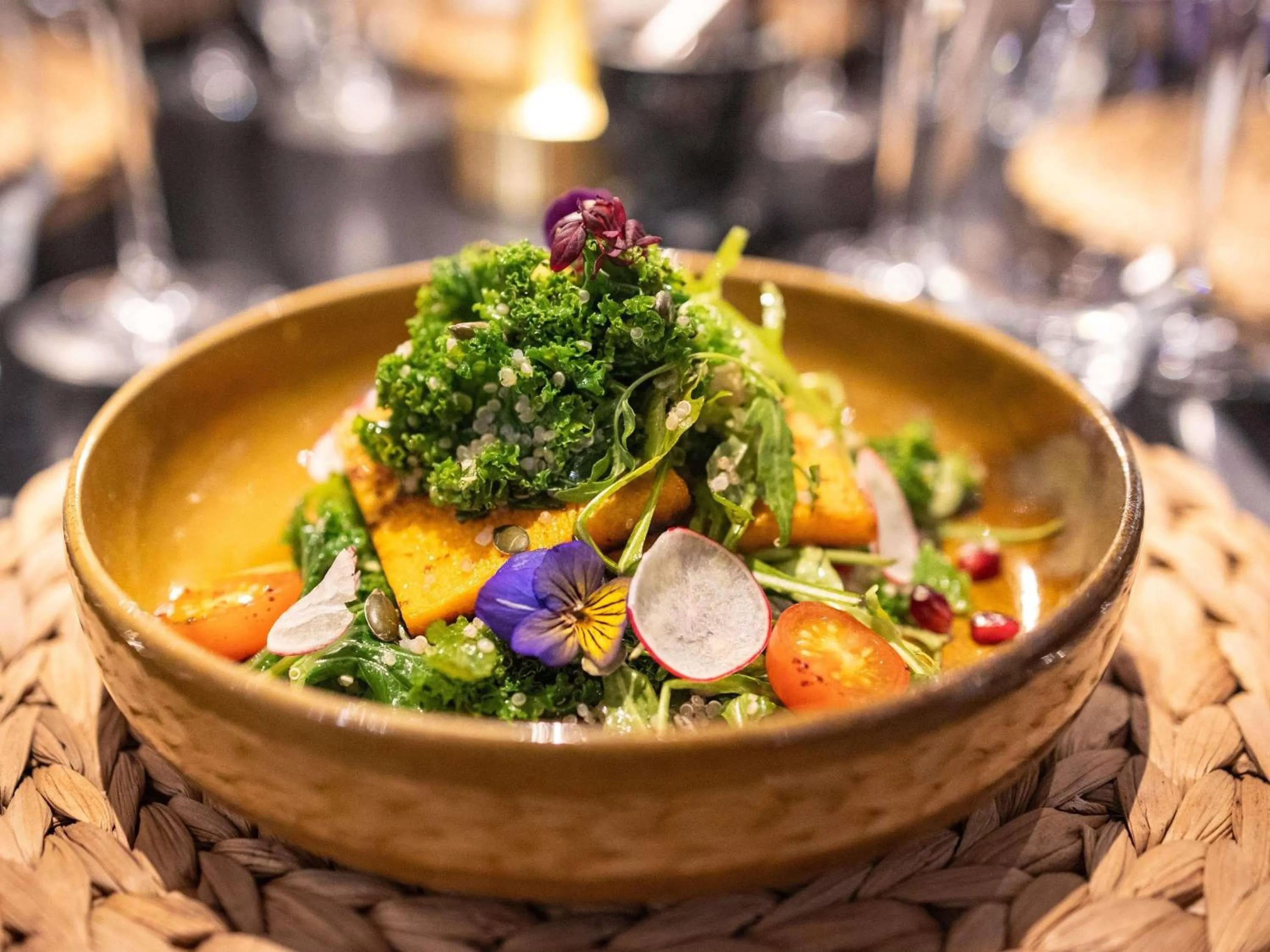 Restaurant/places to eat in Novotel London West