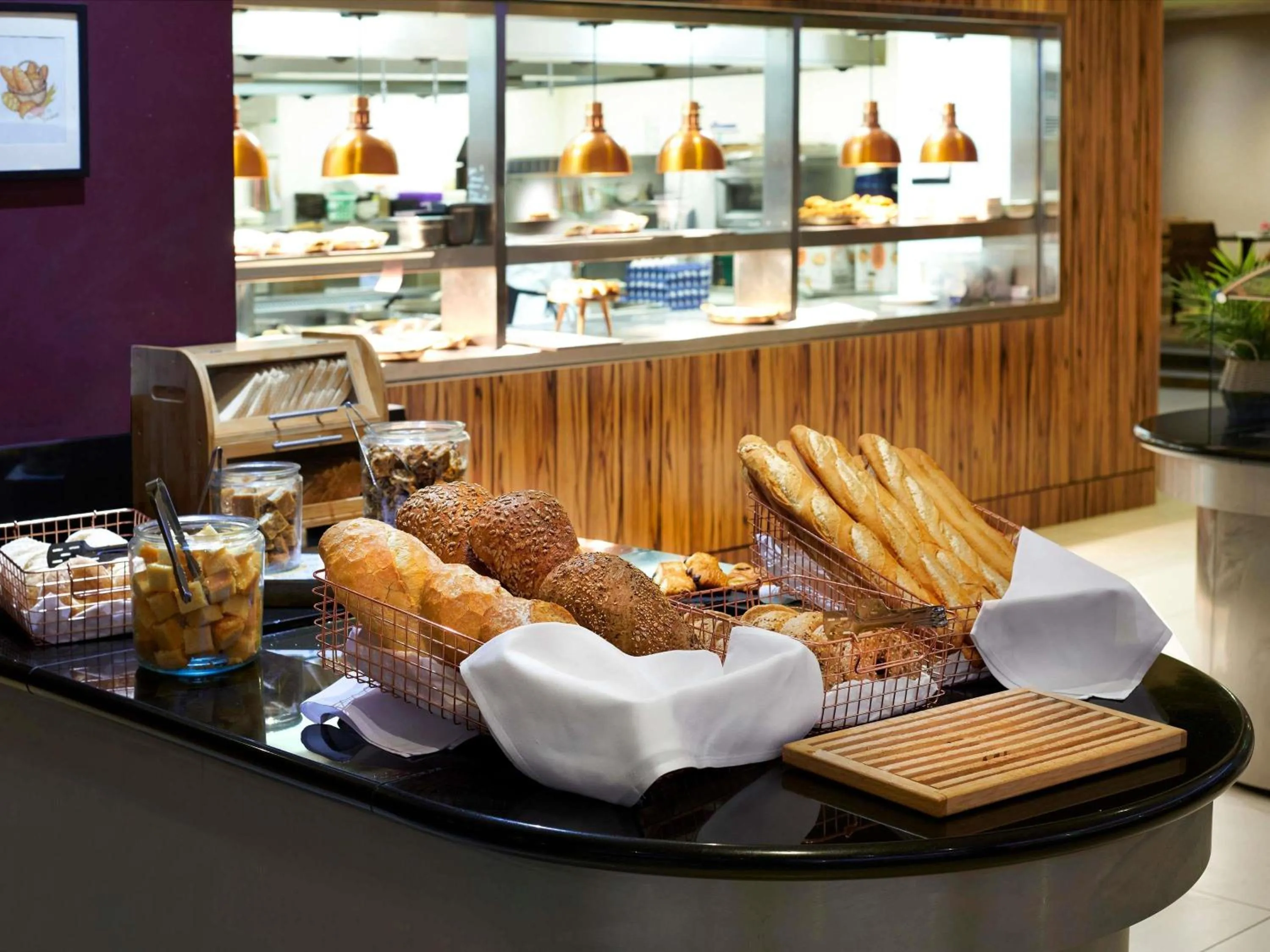 Restaurant/places to eat in Novotel London West