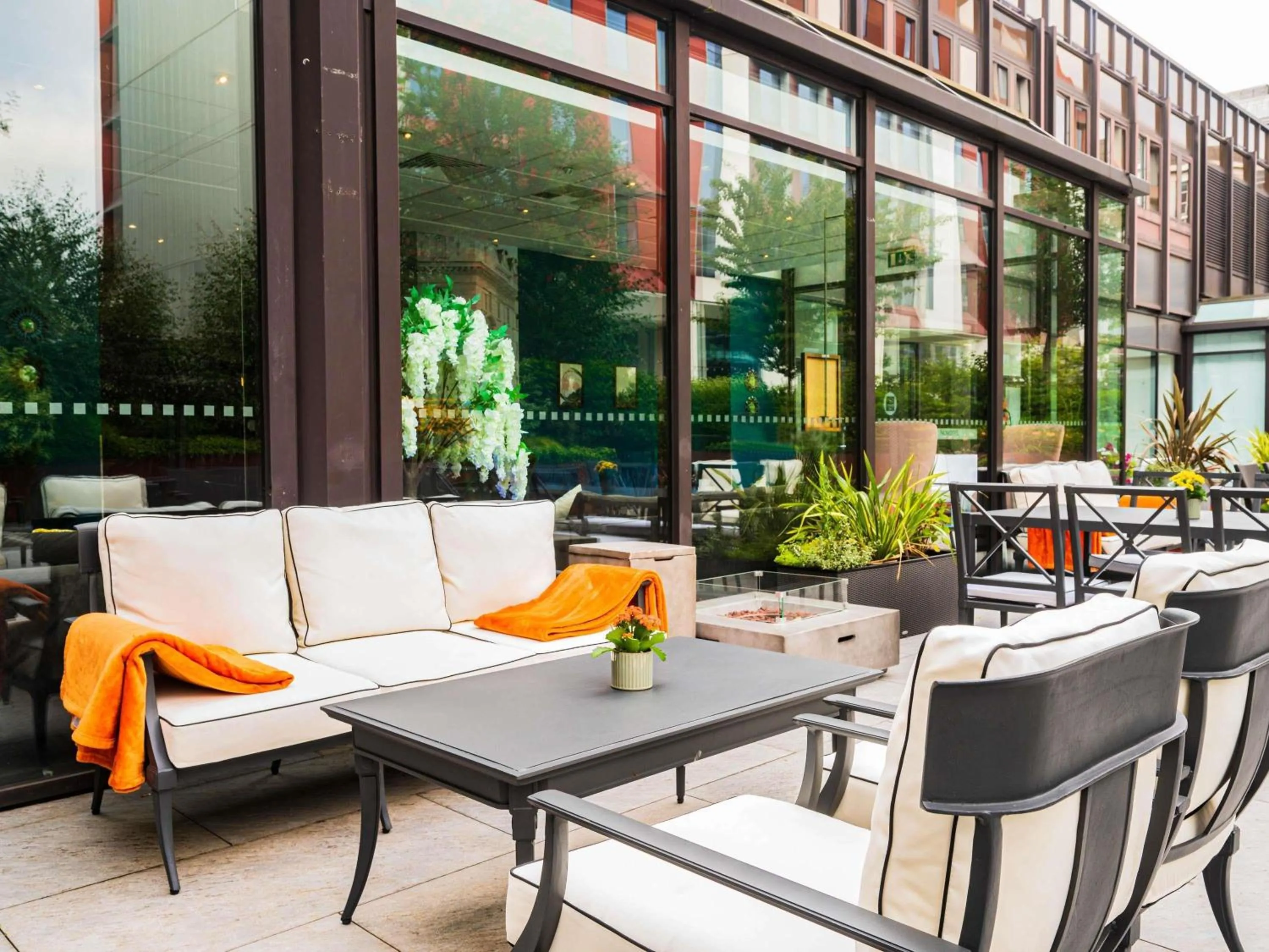 Lounge or bar in Novotel London West